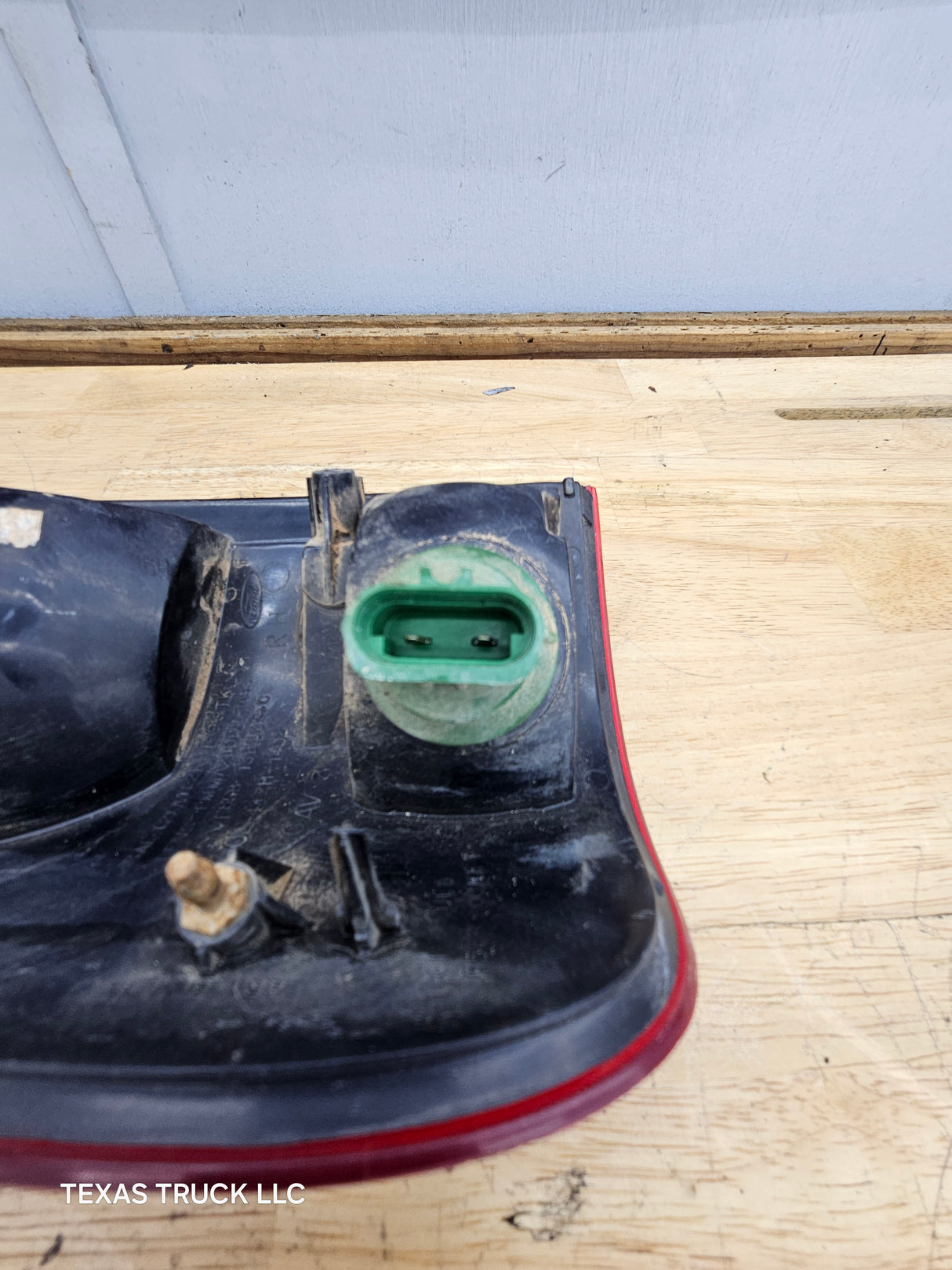 1999-2007 Ford Super Duty F250 F350 F450 F550 RH Passenger Side Tail Light