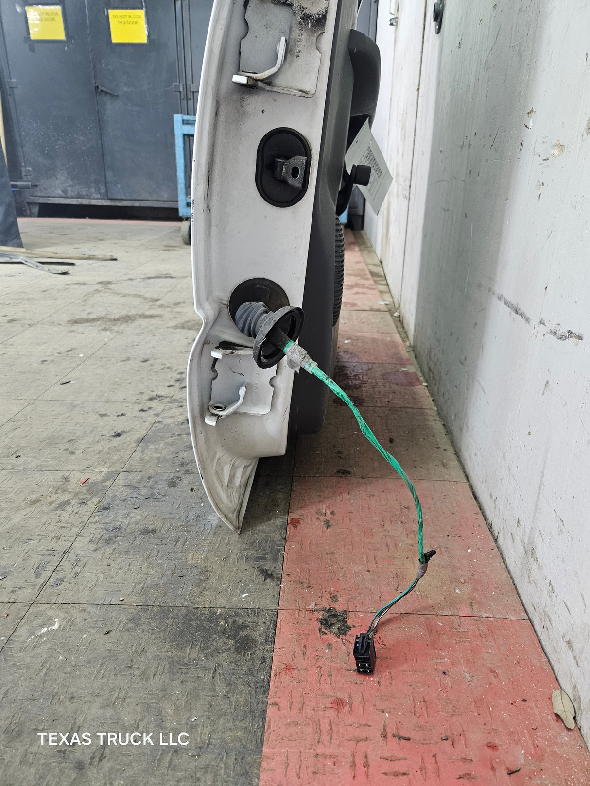 1999-2006 Chevrolet Silverado / GMC Sierra 1500 2500 3500 HD Front Passenger side Door RH