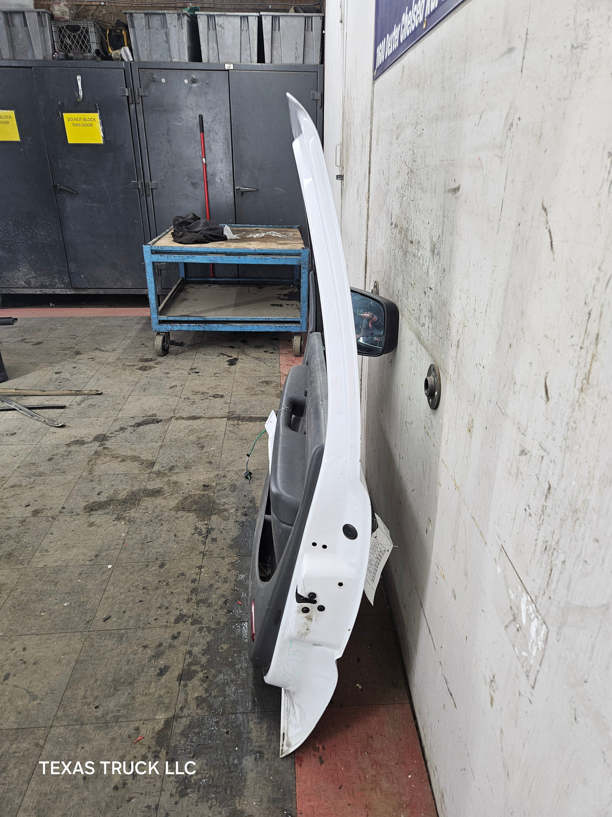 1999-2006 Chevrolet Silverado / GMC Sierra 1500 2500 3500 HD Front Passenger side Door RH