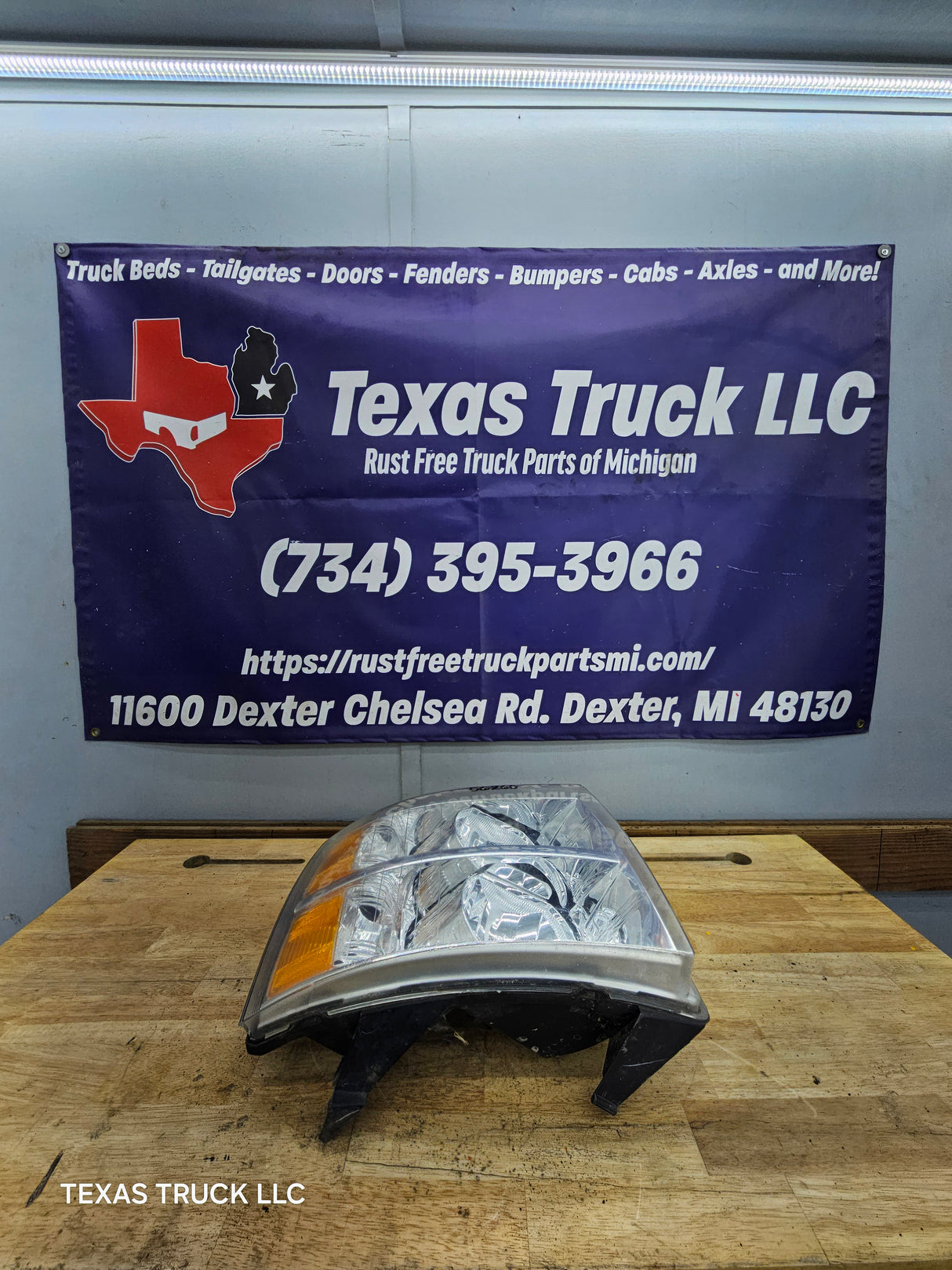 2007-2013 Chevrolet Silverado 1500 2500 3500 RH Passenger Side Halogen Headlight 25833679