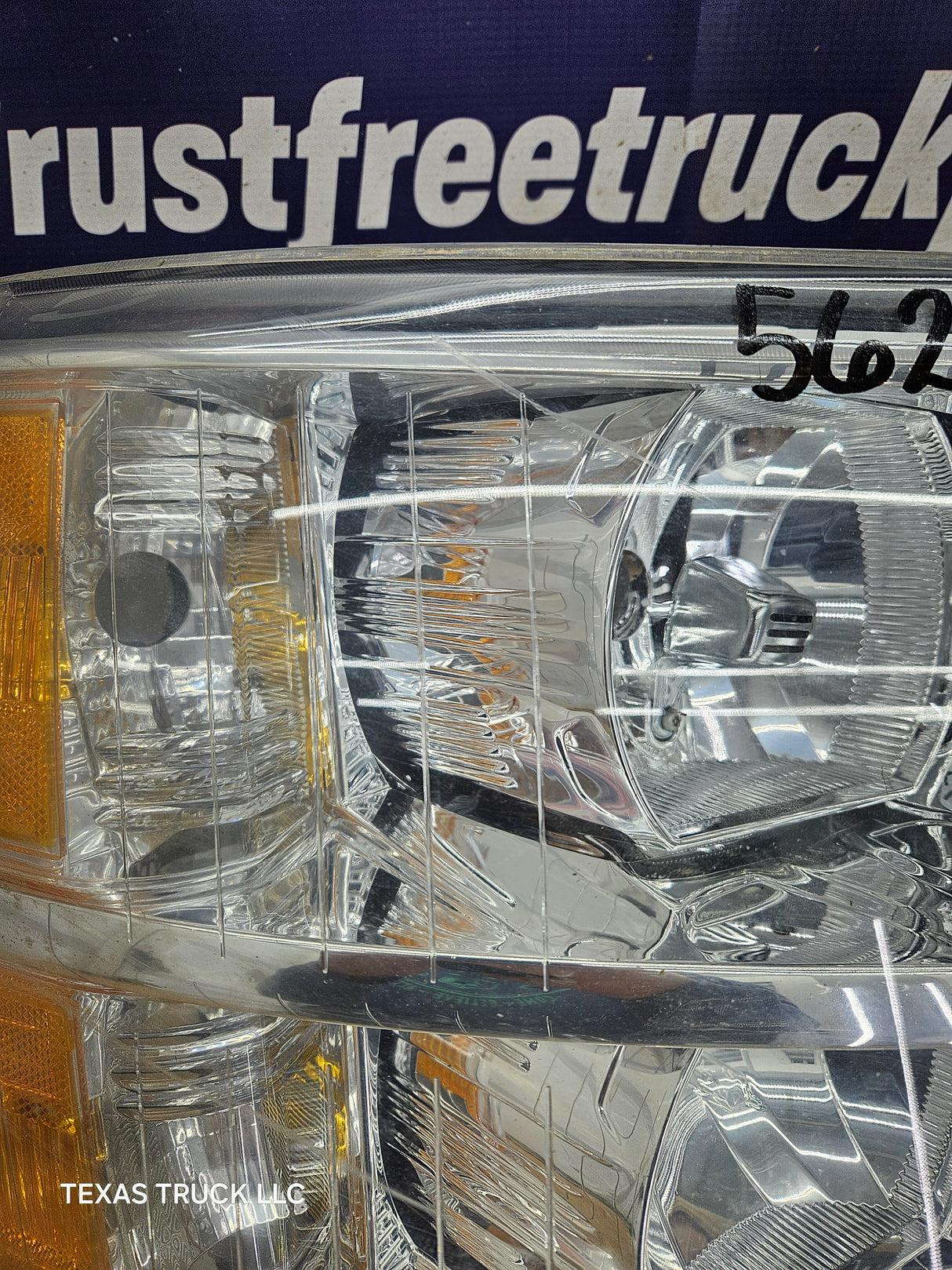 2007-2013 Chevrolet Silverado 1500 2500 3500 RH Passenger Side Halogen Headlight 25833679