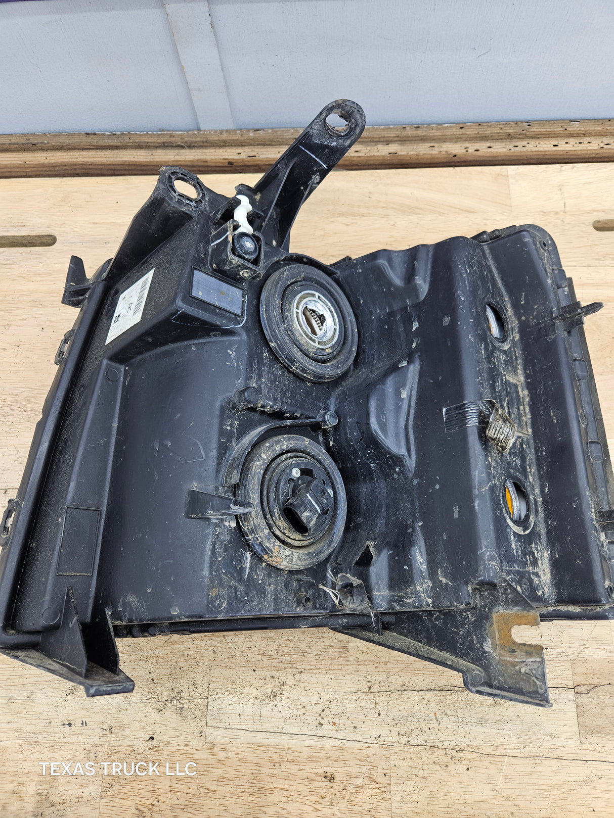 2007-2013 Chevrolet Silverado 1500 2500 3500 RH Passenger Side Halogen Headlight 25833679