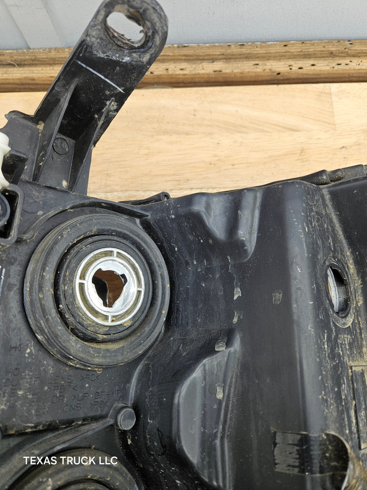 2007-2013 Chevrolet Silverado 1500 2500 3500 RH Passenger Side Halogen Headlight 25833679