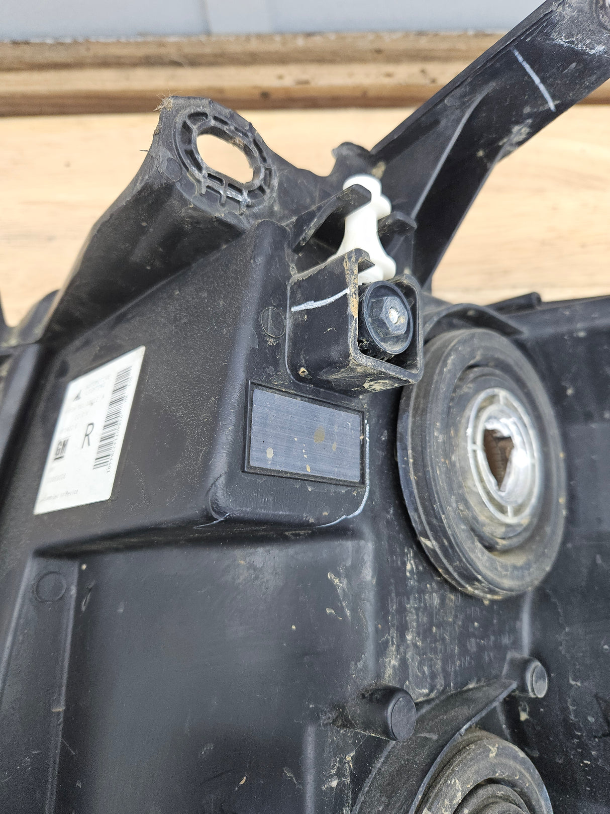 2007-2013 Chevrolet Silverado 1500 2500 3500 RH Passenger Side Halogen Headlight 25833679