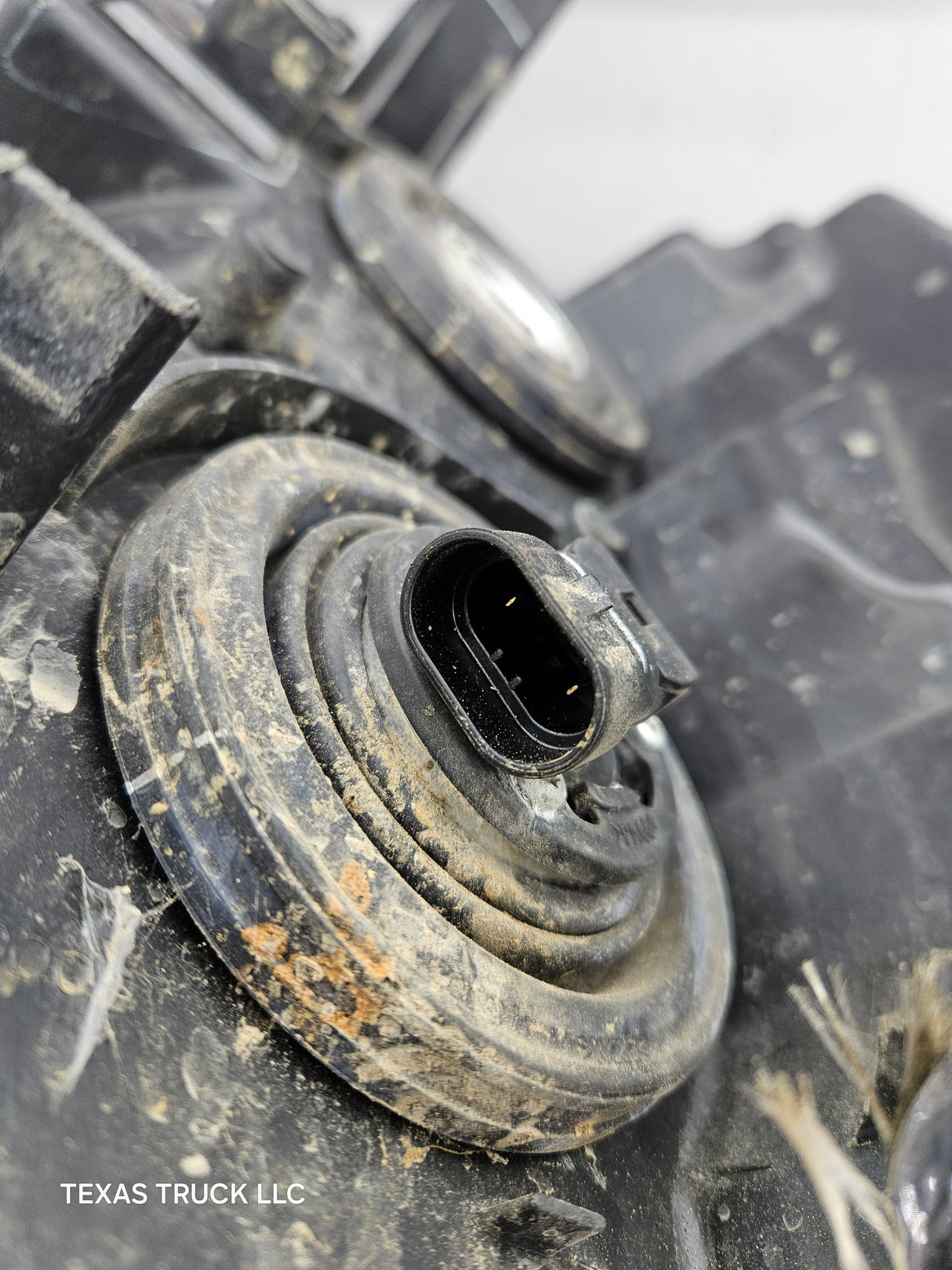 2007-2013 Chevrolet Silverado 1500 2500 3500 RH Passenger Side Halogen Headlight 25833679