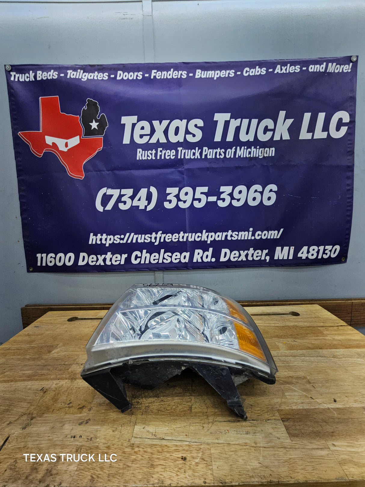 2007-2013 Chevrolet Silverado 1500 2500 3500 LH Driver Side Halogen Headlight 25833678