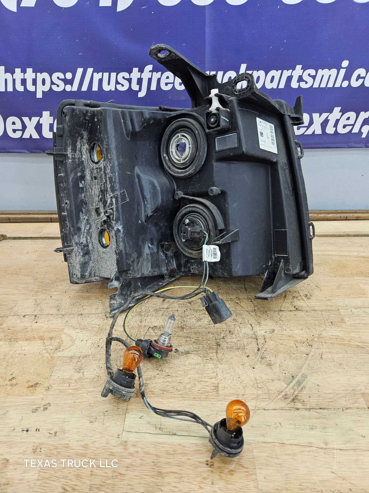 2007-2013 Chevrolet Silverado 1500 2500 3500 LH Driver Side Halogen Headlight 25833678