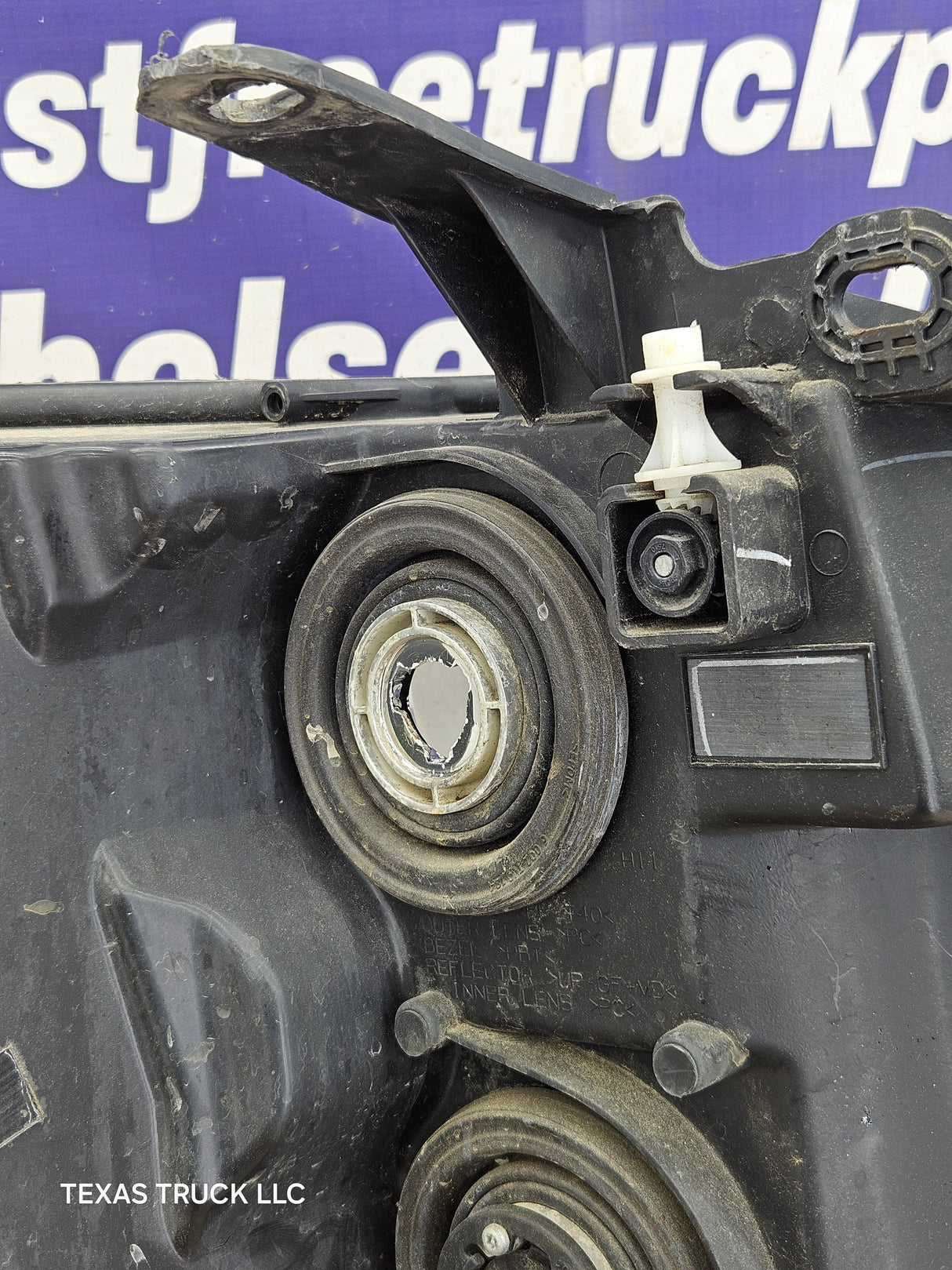 2007-2013 Chevrolet Silverado 1500 2500 3500 LH Driver Side Halogen Headlight 25833678