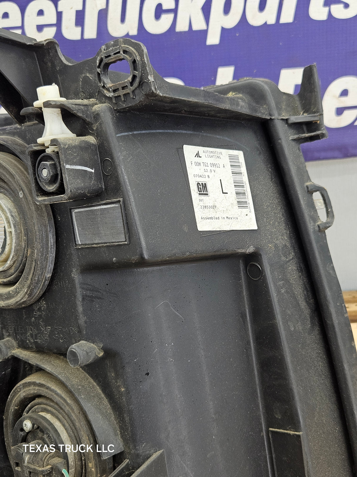 2007-2013 Chevrolet Silverado 1500 2500 3500 LH Driver Side Halogen Headlight 25833678