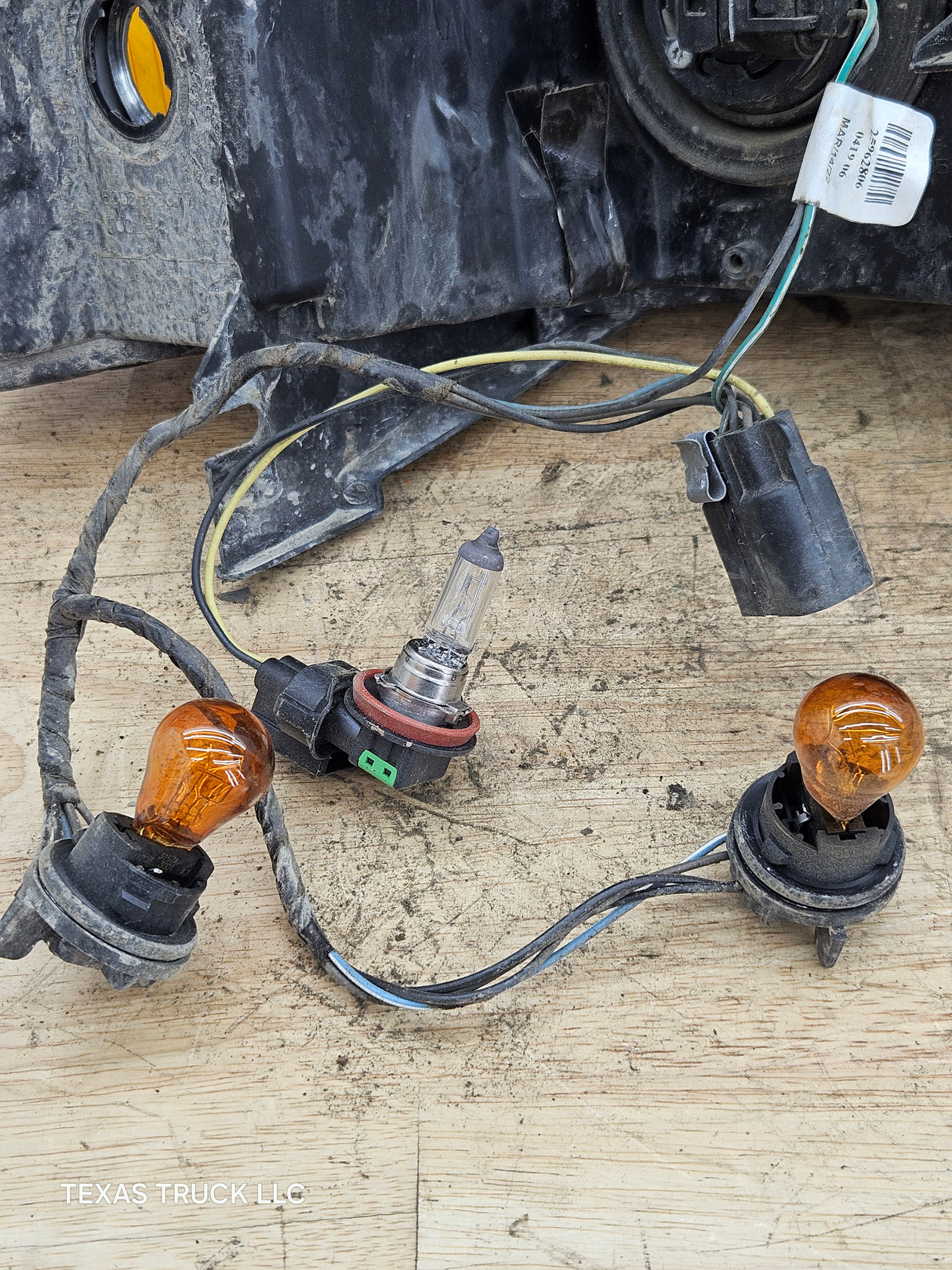 2007-2013 Chevrolet Silverado 1500 2500 3500 LH Driver Side Halogen Headlight 25833678