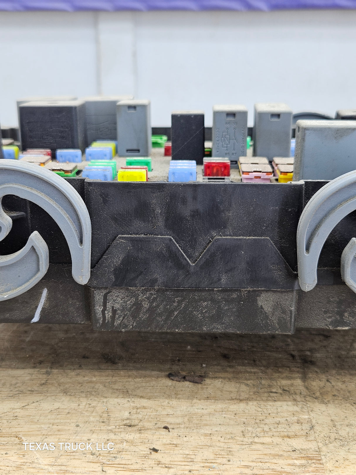 2010-2013 Chevrolet Silverado / GMC Sierra 1500 2500 3500 Engine Bay Fuse Box