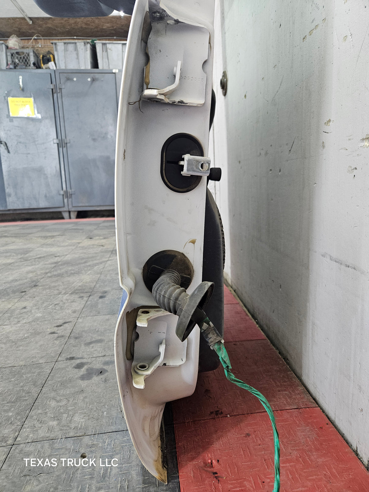 1999-2006 Chevrolet Silverado / GMC Sierra 1500 2500 3500 HD Front Passenger side Door RH