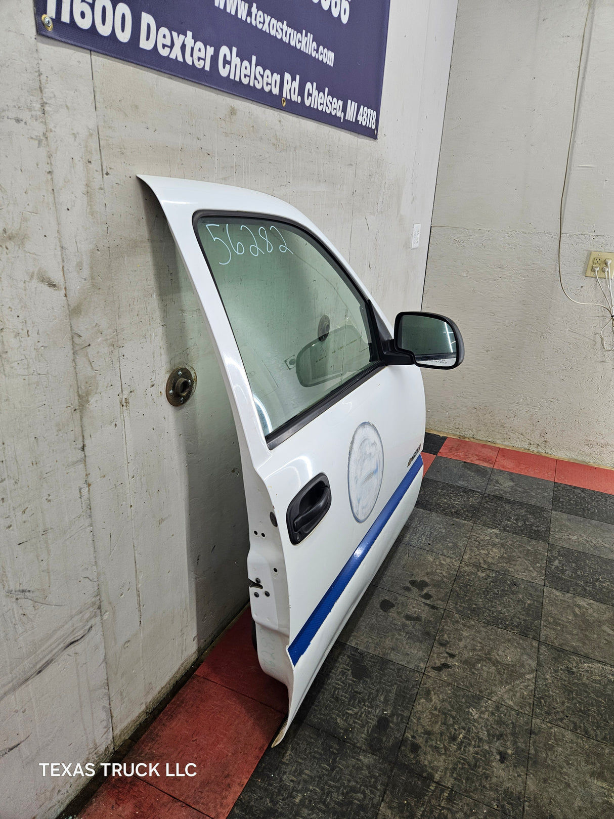 1999-2006 Chevrolet Silverado / GMC Sierra 1500 2500 3500 HD Front Passenger side Door RH