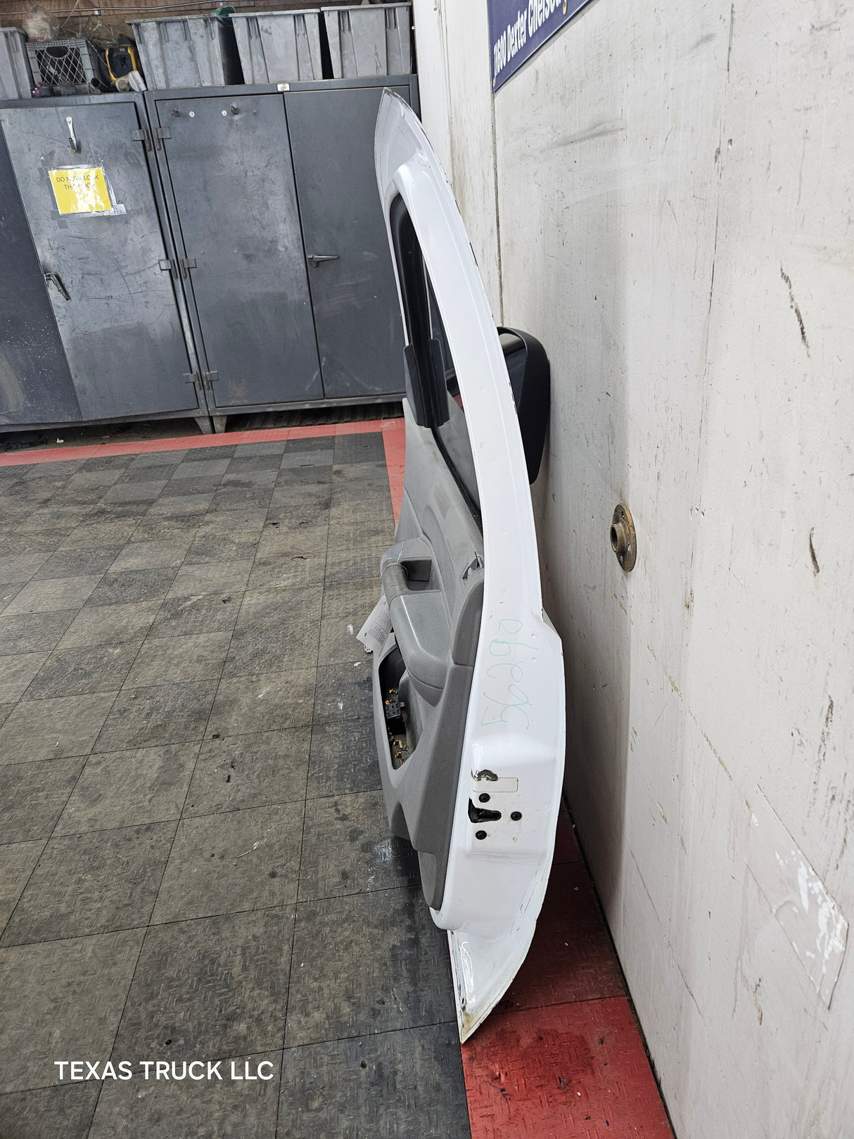 2007-2013 Chevrolet Silverado / GMC Sierra 1500 2500 3500 HD RH Front Passenger Side Door