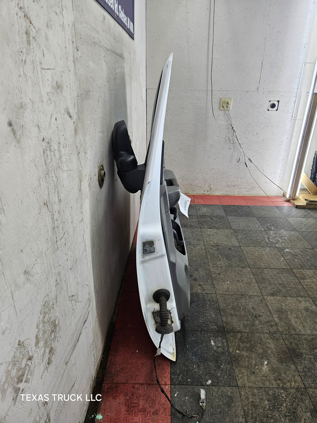 2007-2013 Chevrolet Silverado / GMC Sierra 1500 2500 3500 HD RH Front Passenger Side Door