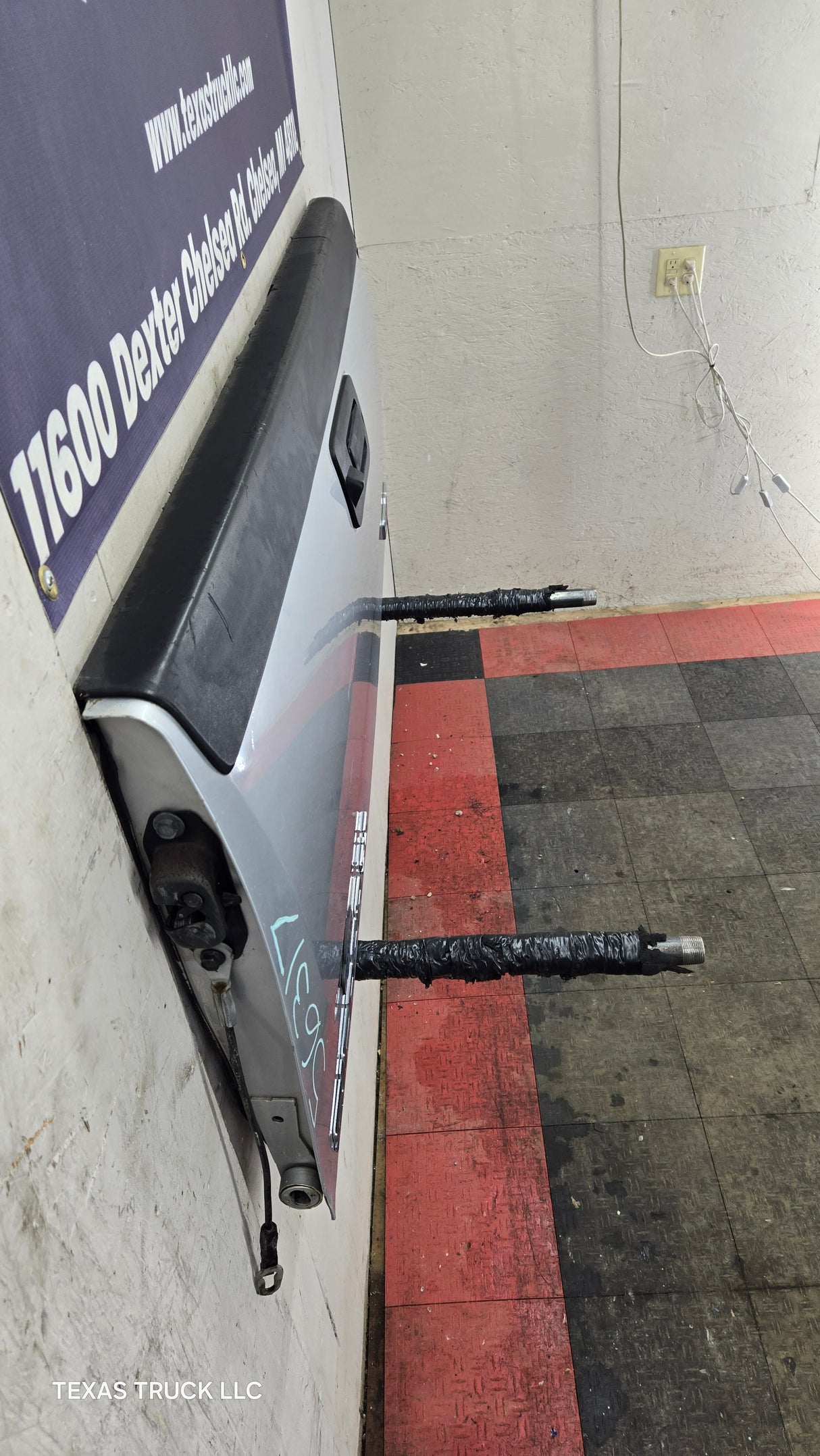 2007-2013 Chevrolet Silverado / GMC Sierra 1500 2500 3500 HD Tailgate