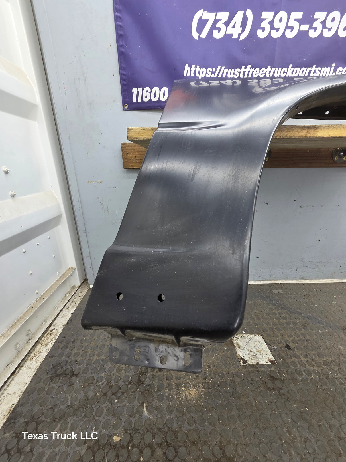 1995-1998 Ford Explorer Mercury Mountaineer Passenger Side RH Front Fender W/O Wheel Well Molding