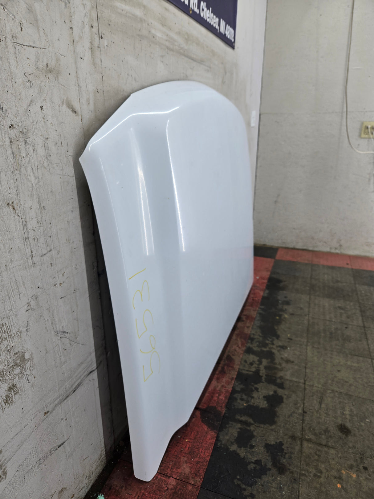 2003-2006 Chevrolet Silverado 2500 3500 Cateye HD Hood OEM - Summit White