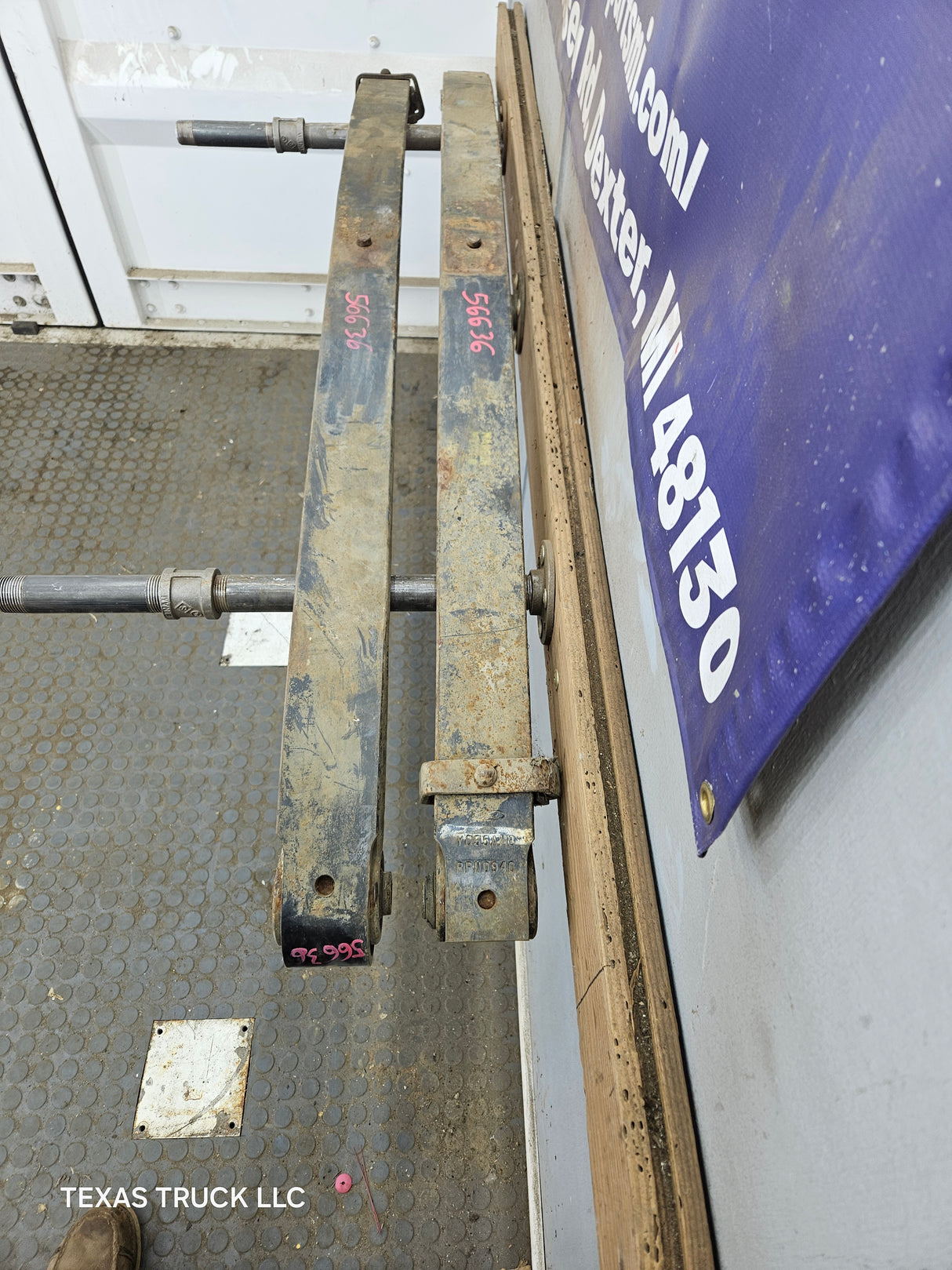 1999-2004 Ford F250 F350 Super Duty Excursion Front Leaf Springs - Pair