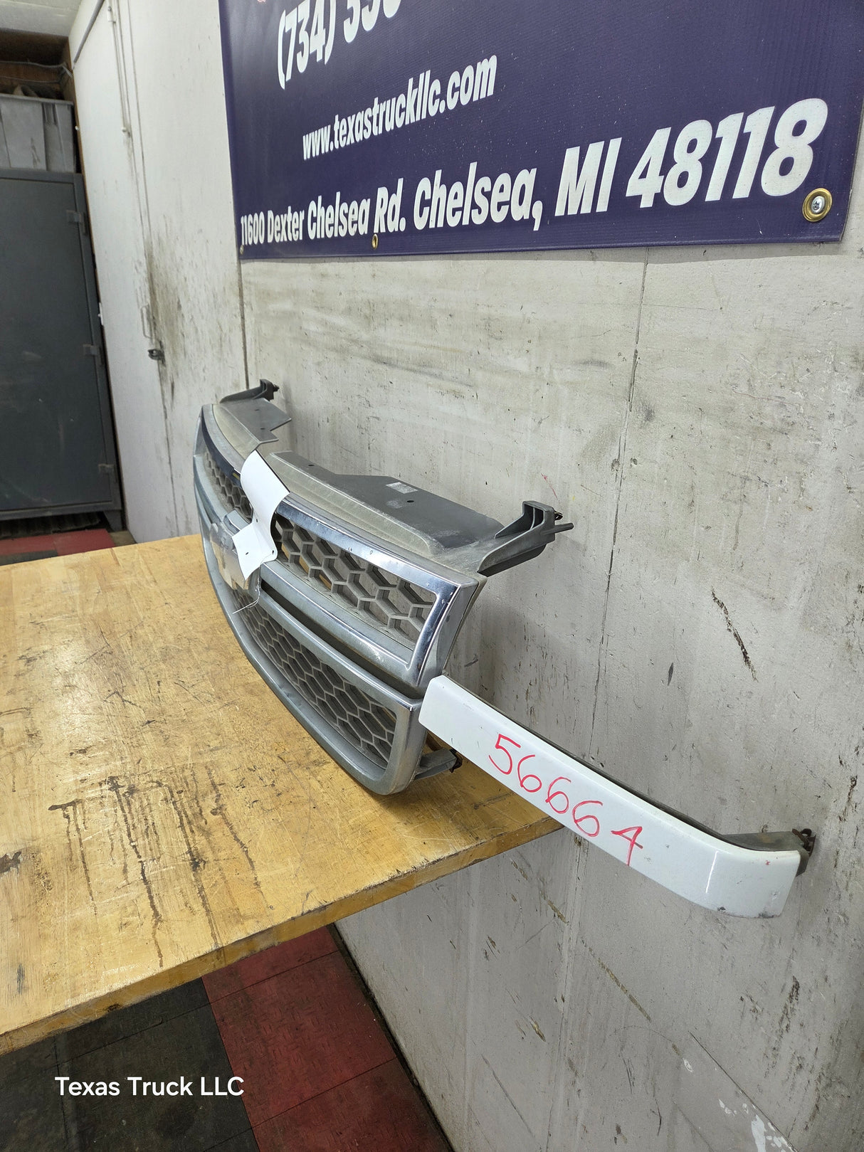 2003-2006 Chevrolet Silverado 2500 HD 3500HD 'Cateye' HD Grill OEM - Chrome