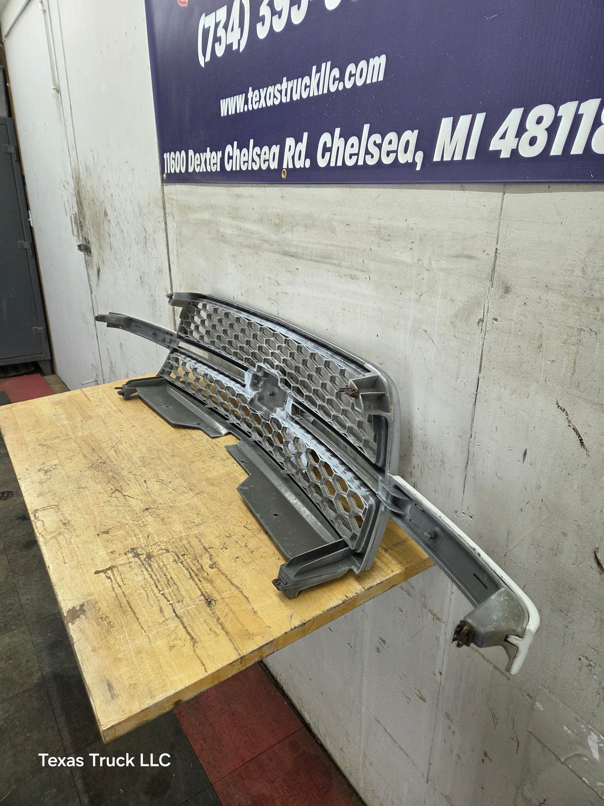 2003-2006 Chevrolet Silverado 2500 HD 3500HD 'Cateye' HD Grill OEM - Chrome