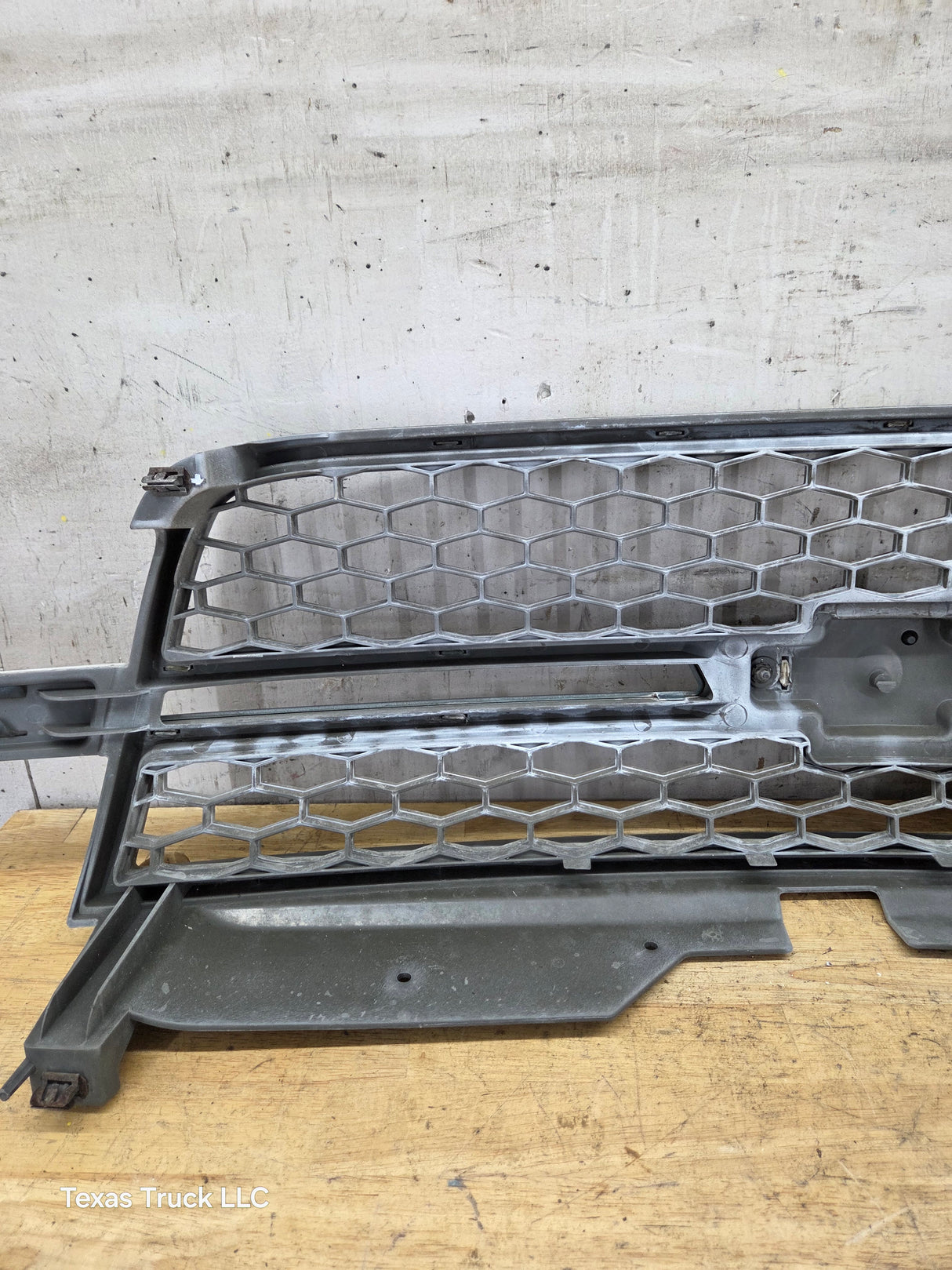 2003-2006 Chevrolet Silverado 2500 HD 3500HD 'Cateye' HD Grill OEM - Chrome