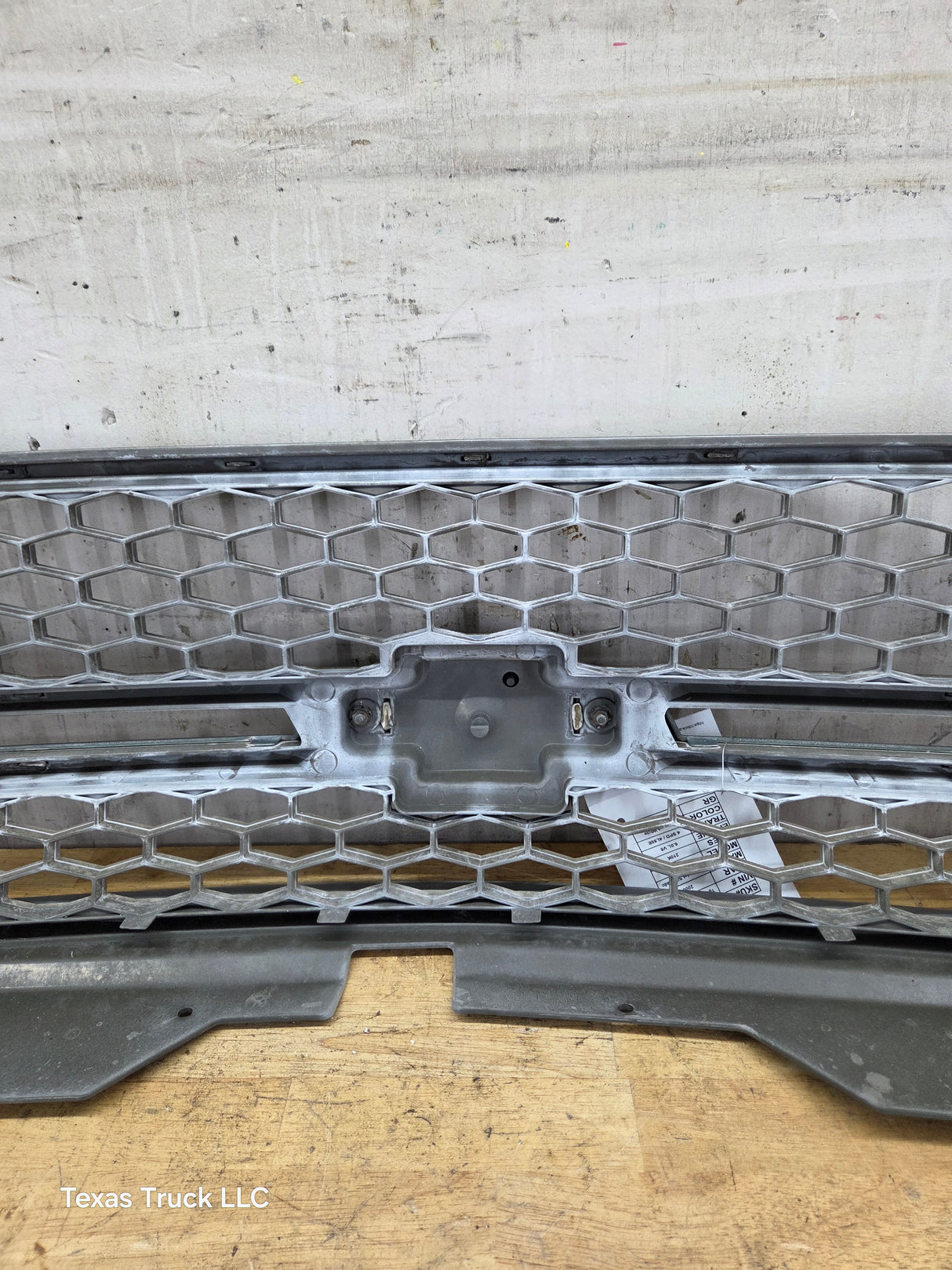 2003-2006 Chevrolet Silverado 2500 HD 3500HD 'Cateye' HD Grill OEM - Chrome