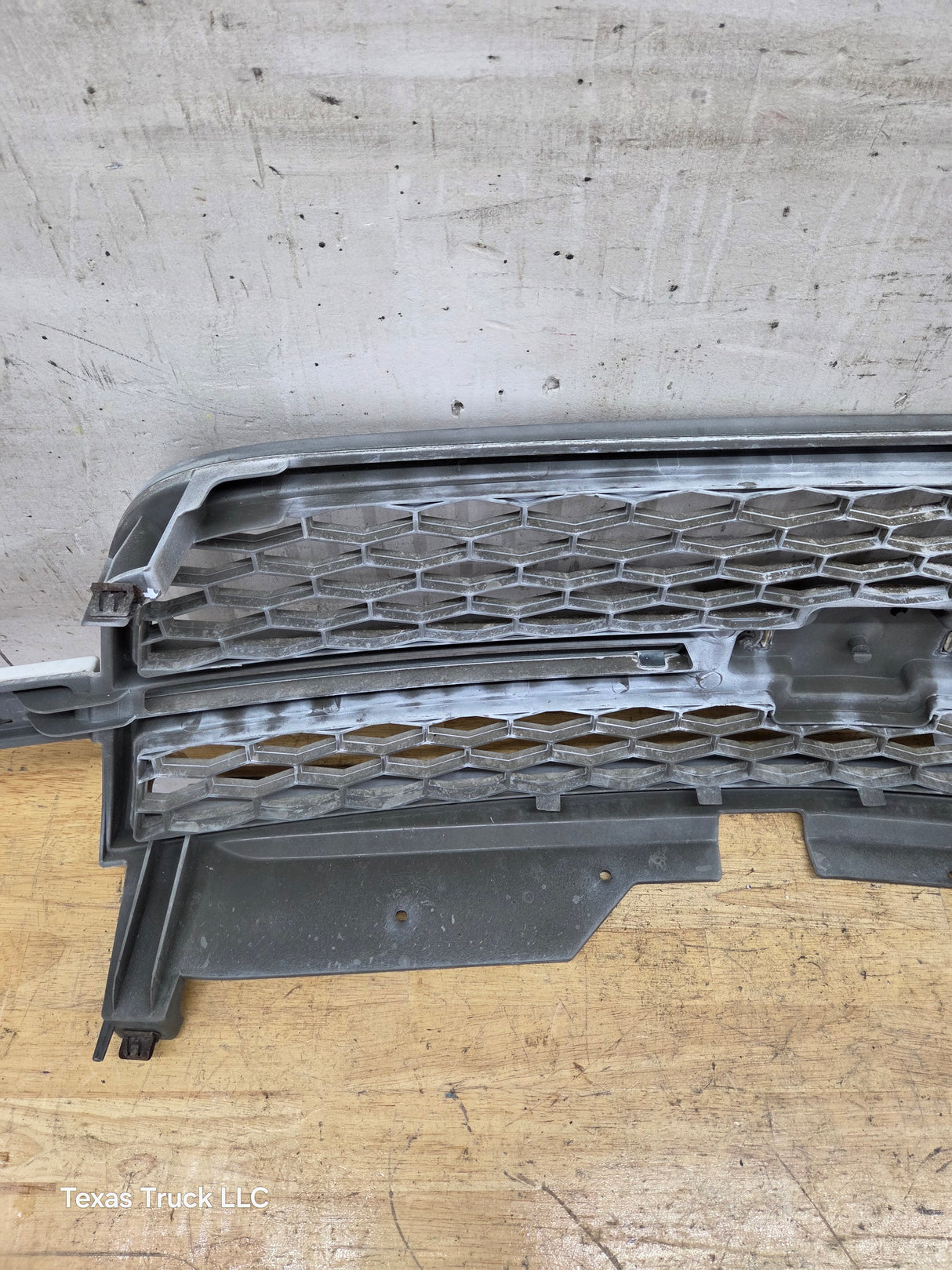 2003-2006 Chevrolet Silverado 2500 HD 3500HD 'Cateye' HD Grill OEM - Chrome