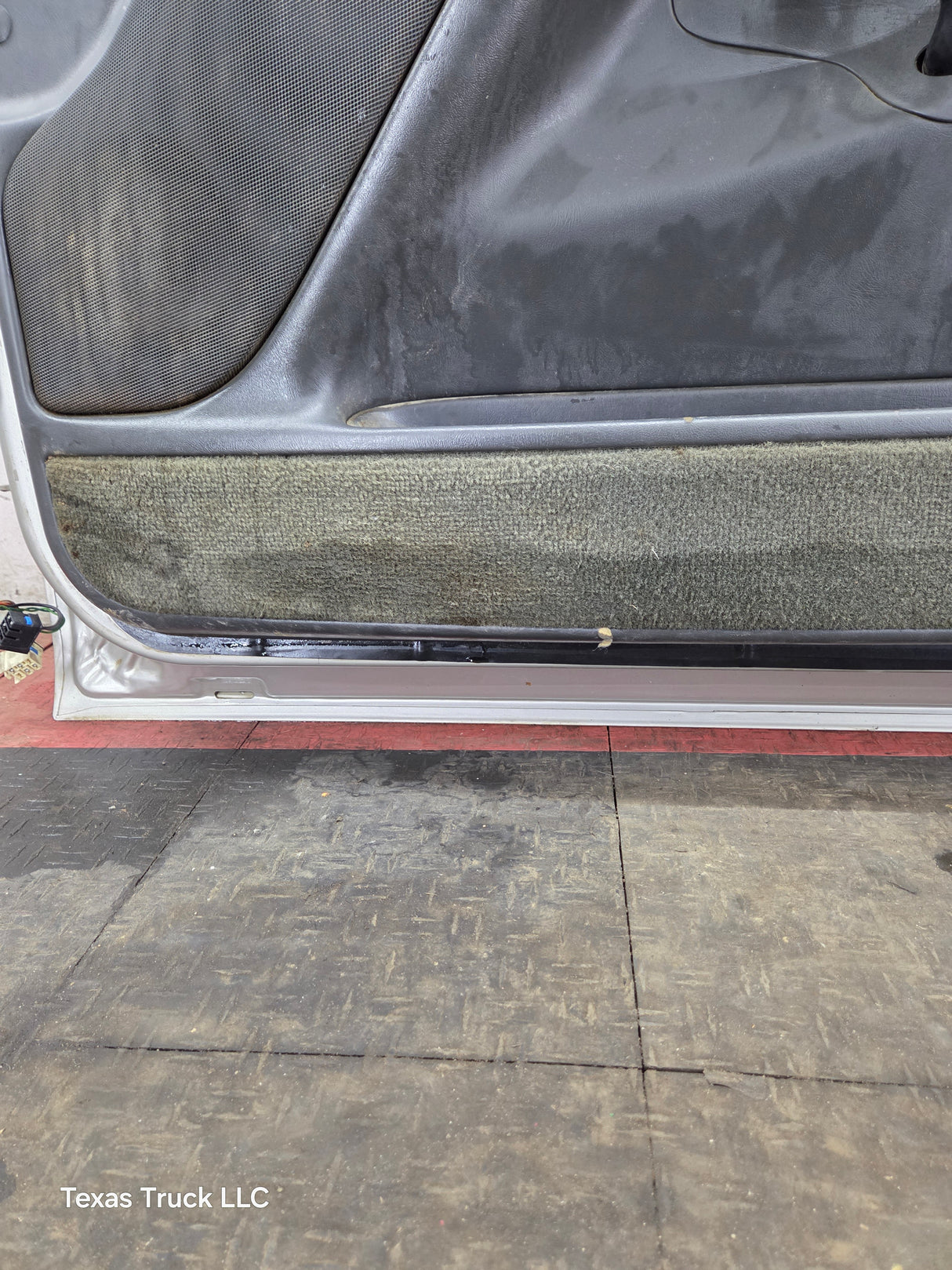 1999-2006 Chevrolet Silverado / GMC Sierra 1500 2500 3500 HD Front Passenger side Door RH - Fine Silver Birch Metallic