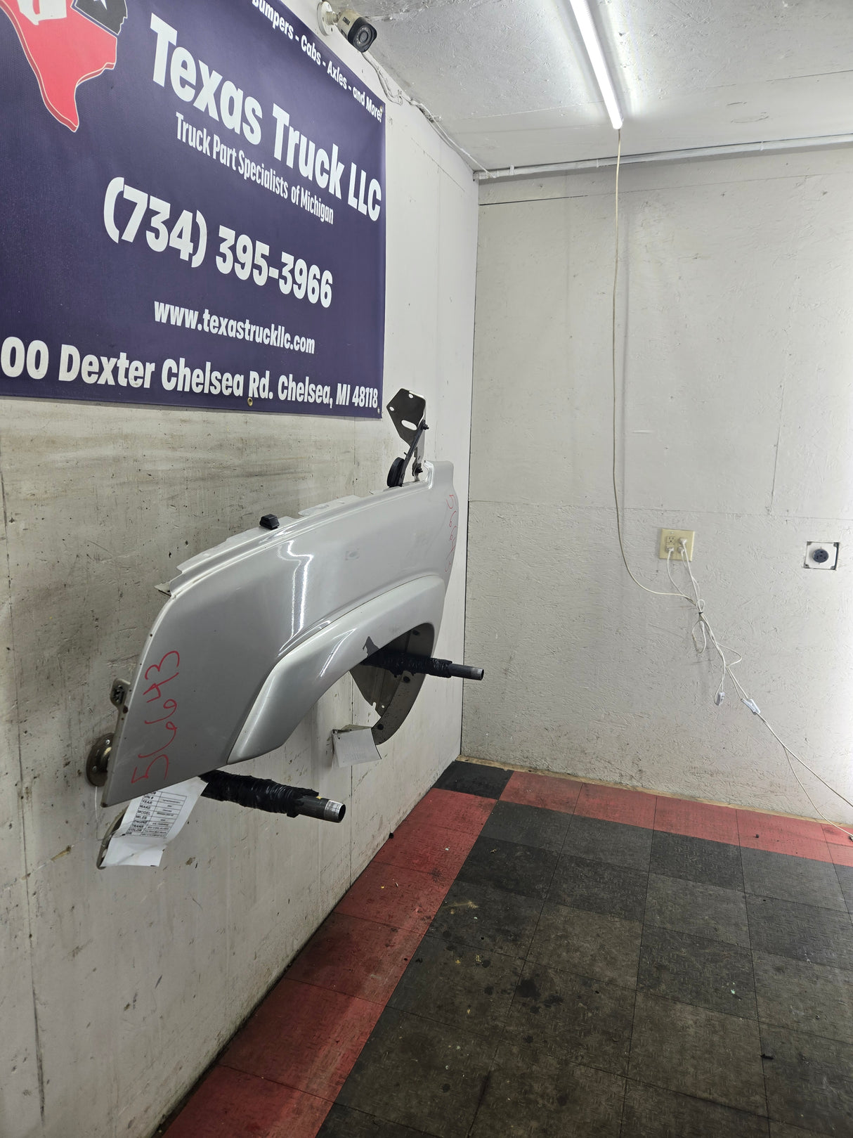 2003-2007 Chevrolet Silverado / Tahoe / Suburban 1500 2500 3500 HD LH Driver Side "Cateye" Front Fender - Fine Silver Birch Metallic