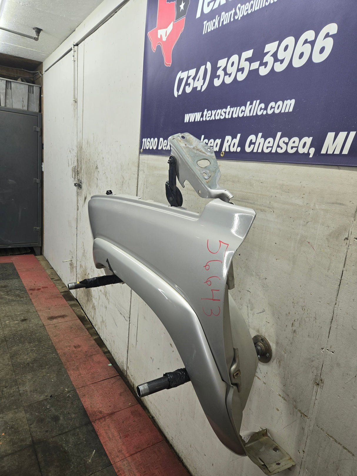 2003-2007 Chevrolet Silverado / Tahoe / Suburban 1500 2500 3500 HD LH Driver Side "Cateye" Front Fender - Fine Silver Birch Metallic