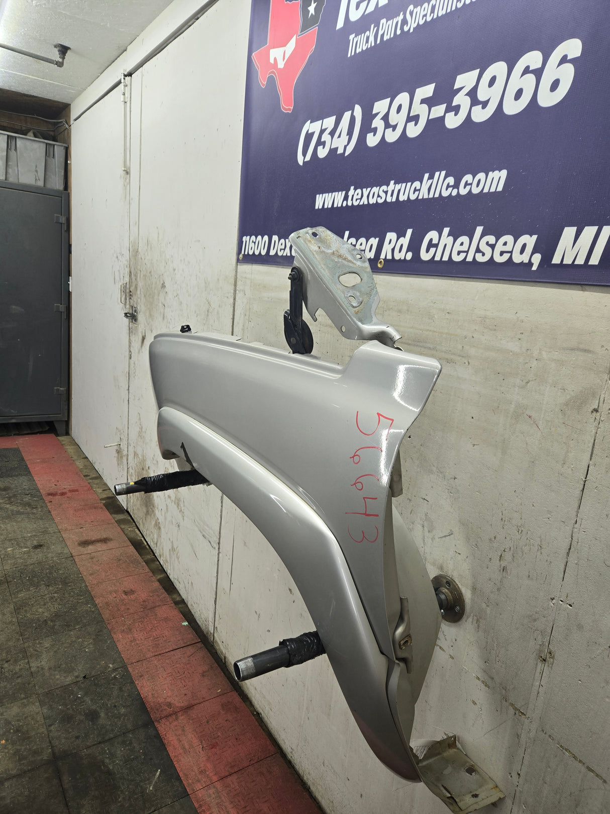 2003-2007 Chevrolet Silverado / Tahoe / Suburban 1500 2500 3500 HD LH Driver Side "Cateye" Front Fender - Fine Silver Birch Metallic