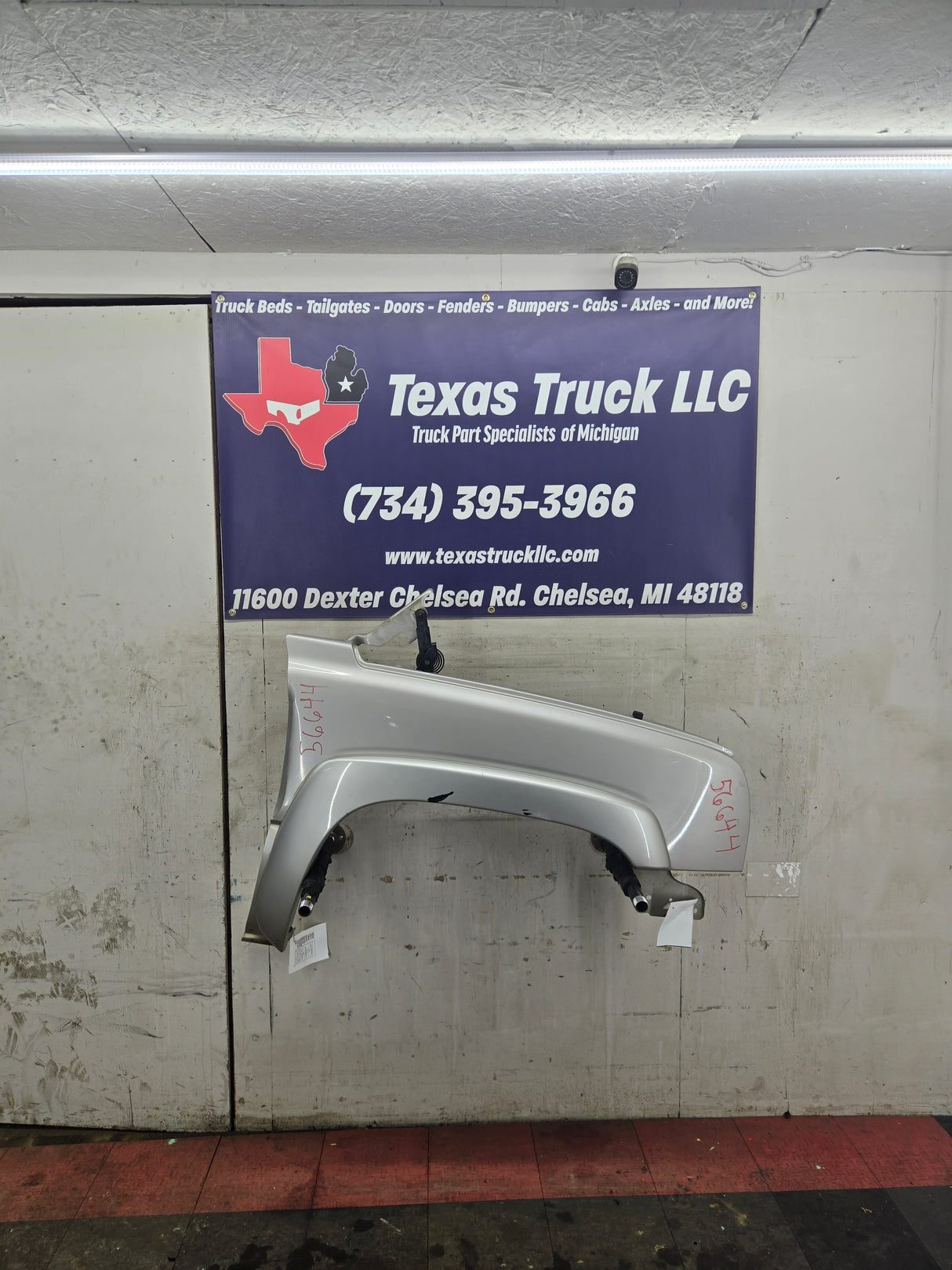 2003-2007 Chevrolet Silverado / Tahoe / Suburban 1500 2500 3500 HD RH Passenger Side "Cateye" Front Fender - Fine Silver Birch Metallic