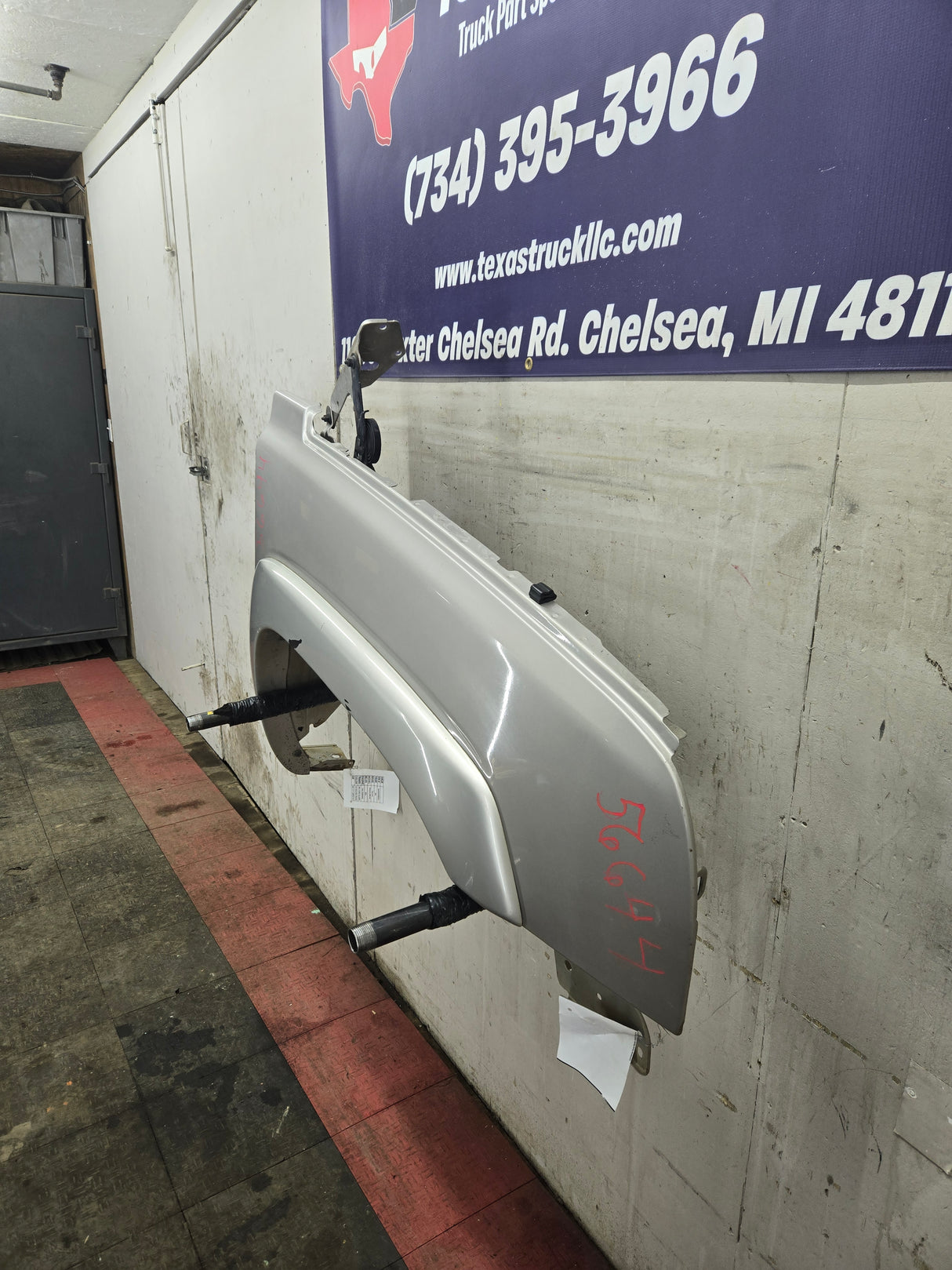 2003-2007 Chevrolet Silverado / Tahoe / Suburban 1500 2500 3500 HD RH Passenger Side "Cateye" Front Fender - Fine Silver Birch Metallic