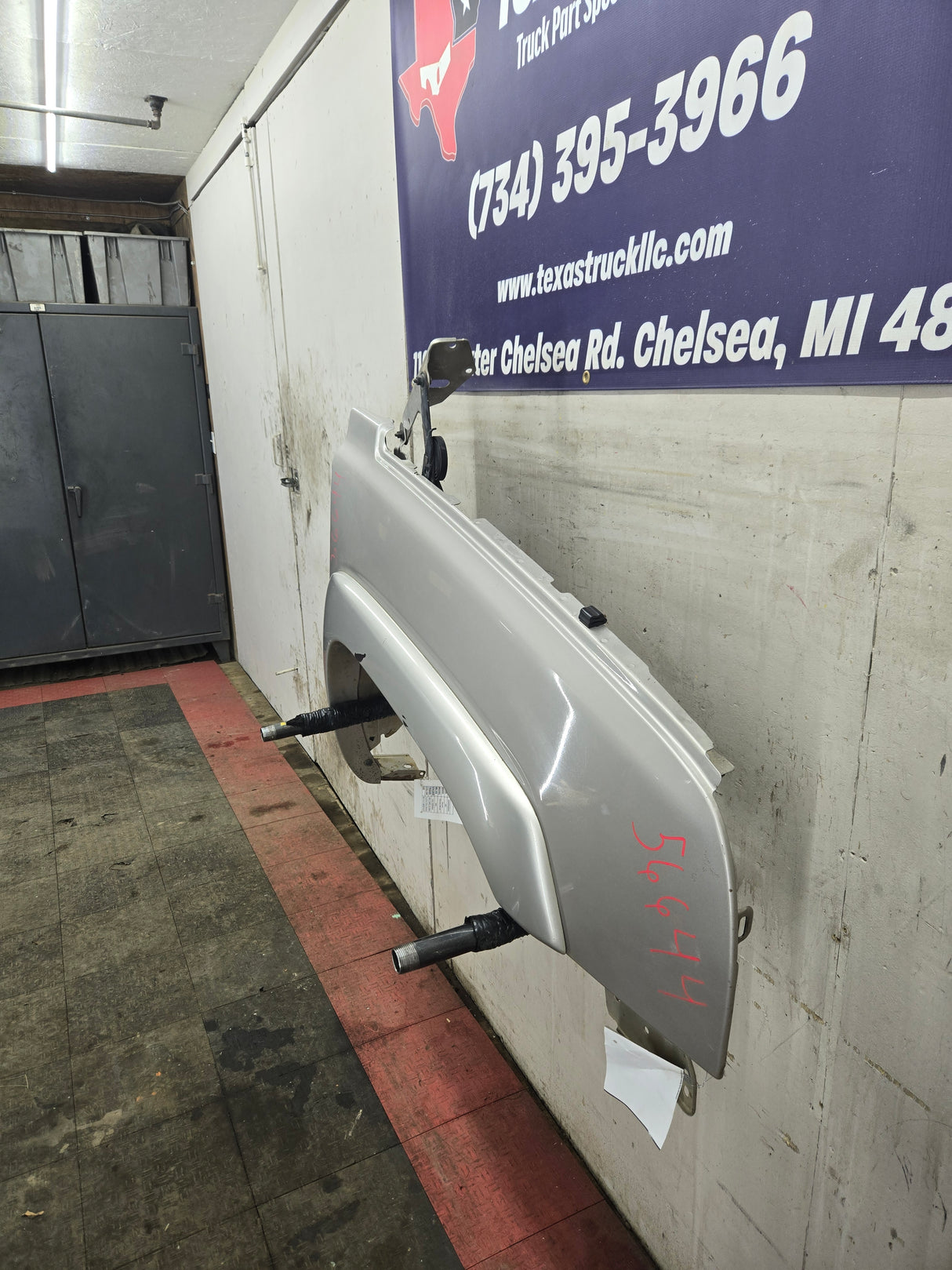 2003-2007 Chevrolet Silverado / Tahoe / Suburban 1500 2500 3500 HD RH Passenger Side "Cateye" Front Fender - Fine Silver Birch Metallic