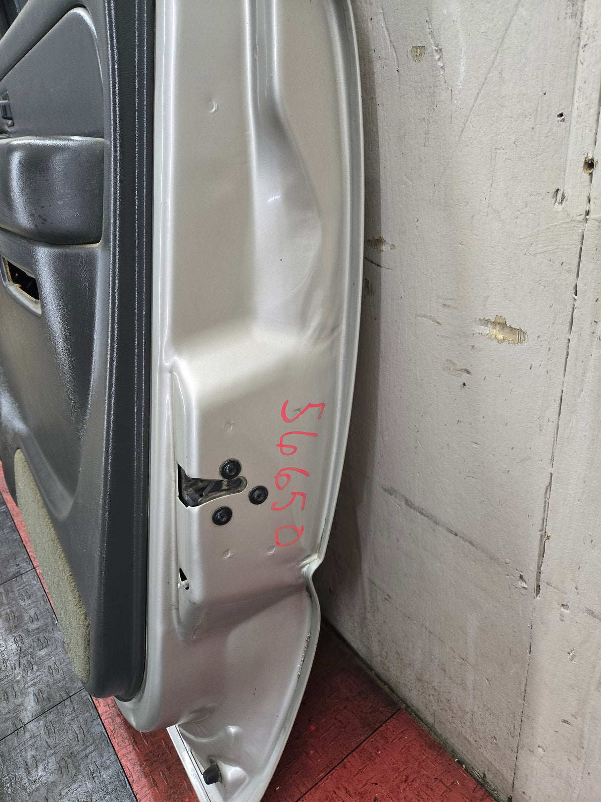 1999-2006 Chevrolet Silverado / GMC Sierra 1500 2500 3500 HD Rear Passenger side Crew Cab rear door RH - Fine Silver Birch Metallic