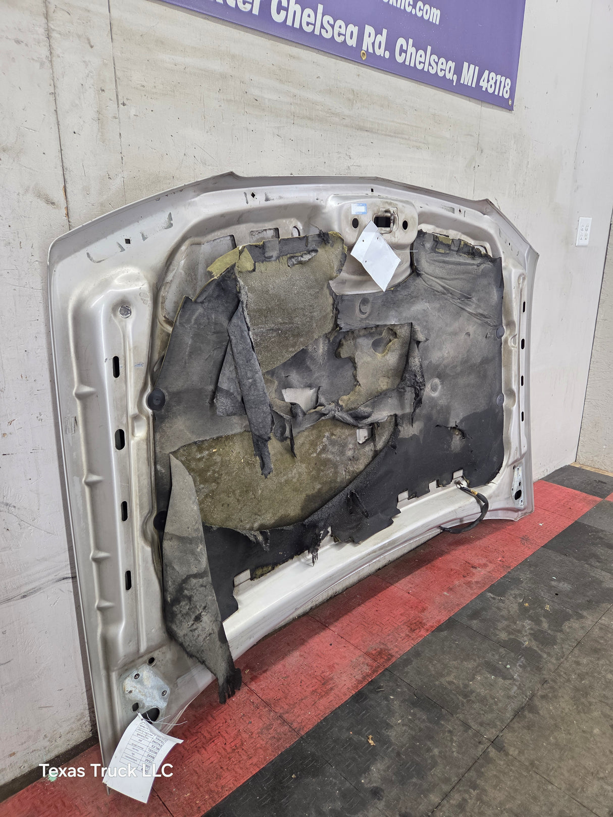 2003-2006 Chevrolet Silverado 2500 3500 Cateye HD Hood OEM - Fine Silver Birch Metallic