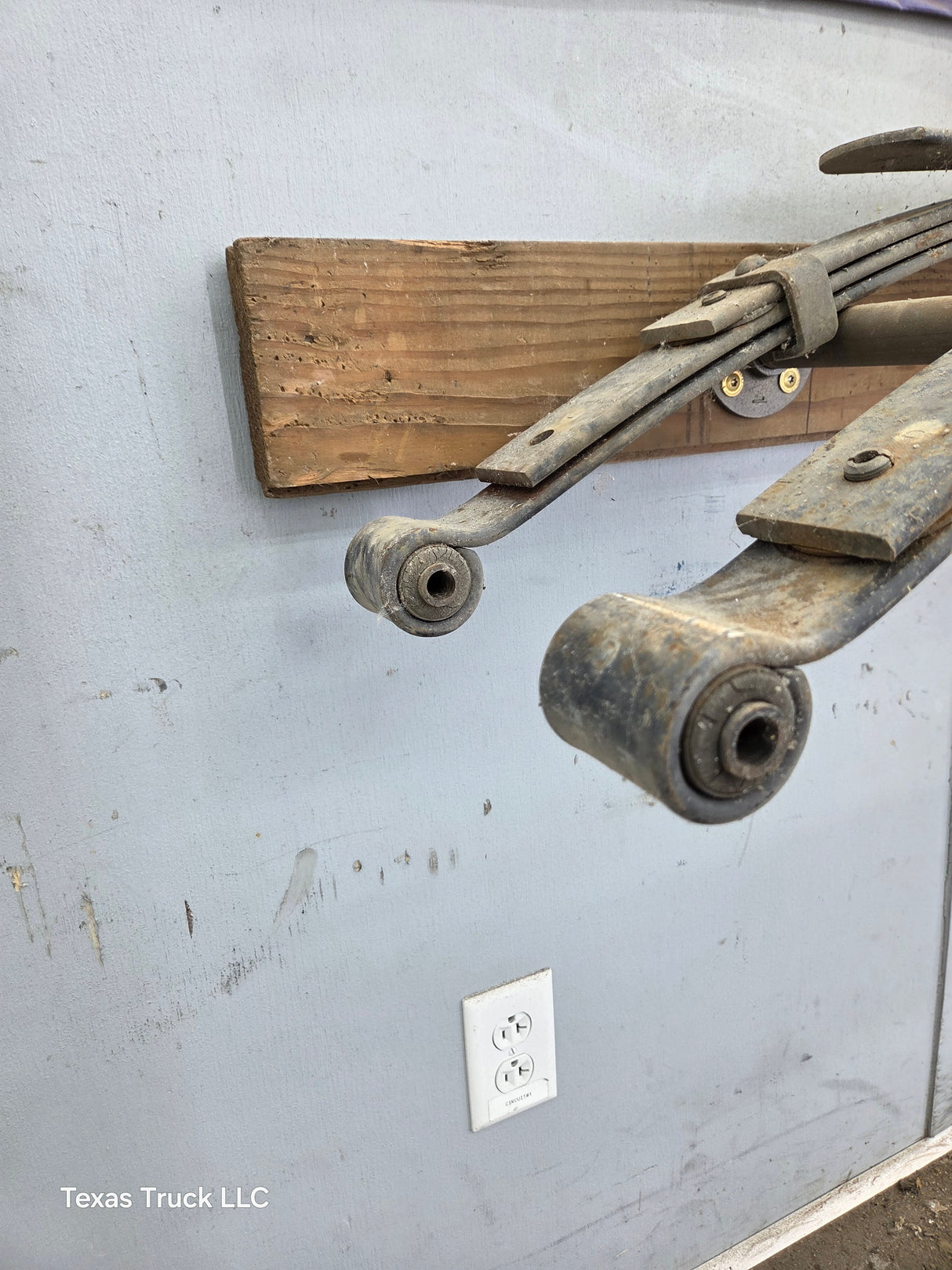 1994-2001 2nd Gen Dodge Ram 1500 Rear Leaf Springs 52106297 AD - Pair