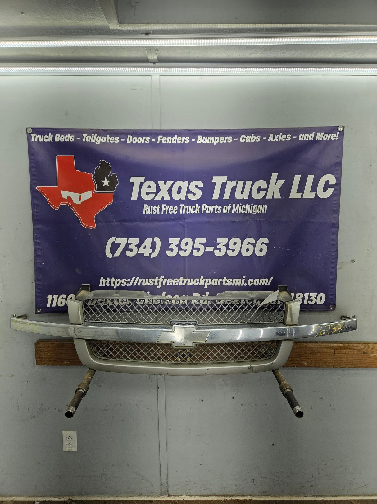 2003-2006 Chevrolet Silverado 1500 2500 'Cateye' NON HD Grill OEM - Chrome