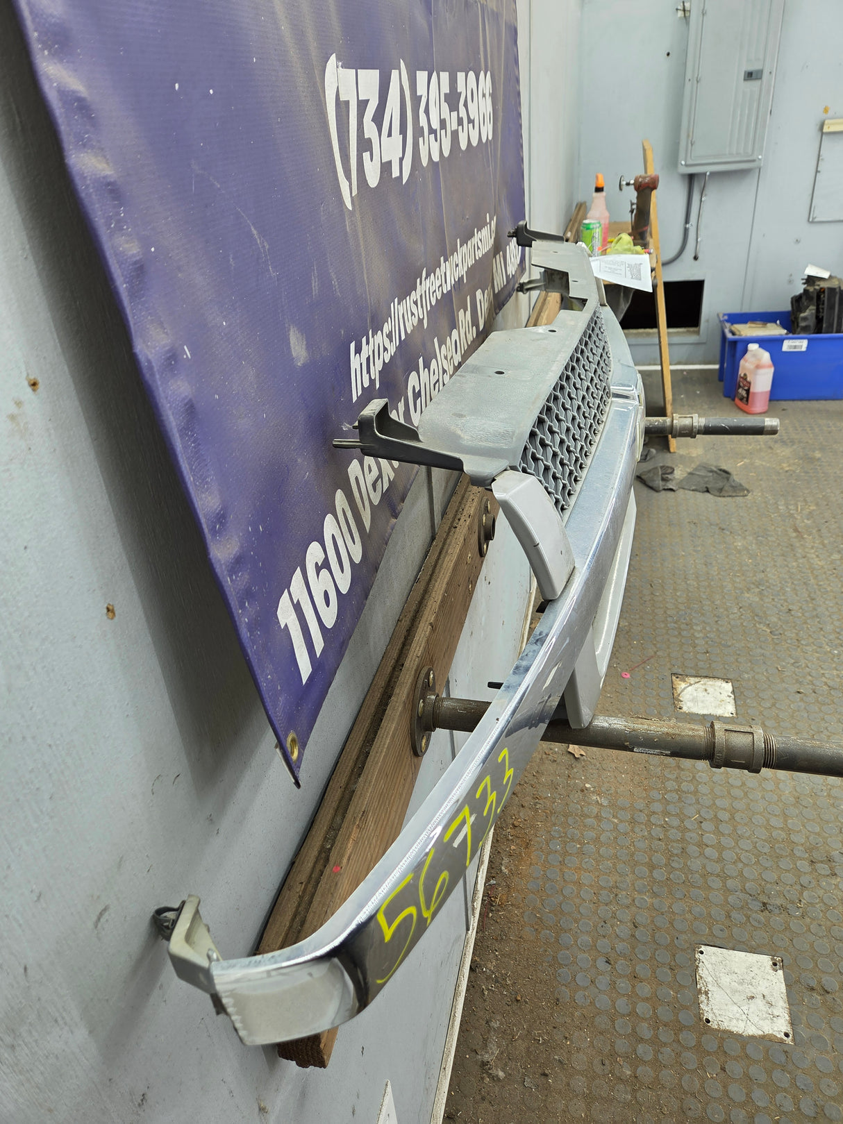2003-2006 Chevrolet Silverado 1500 2500 'Cateye' NON HD Grill OEM - Chrome