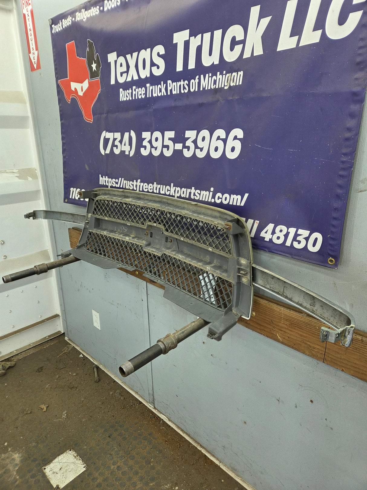 2003-2006 Chevrolet Silverado 1500 2500 'Cateye' NON HD Grill OEM - Chrome
