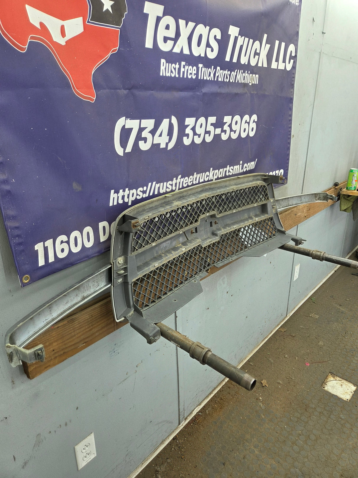2003-2006 Chevrolet Silverado 1500 2500 'Cateye' NON HD Grill OEM - Chrome