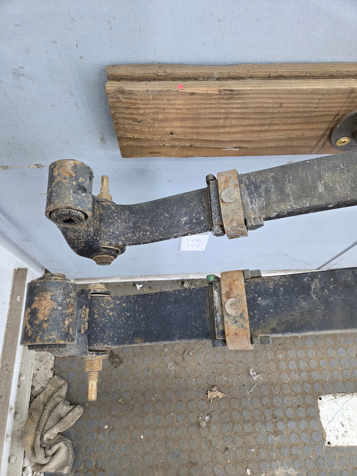 1999-2006 Chevrolet Silverado / GMC Sierra 1500 Rear Leaf Spring - Pair 15765129