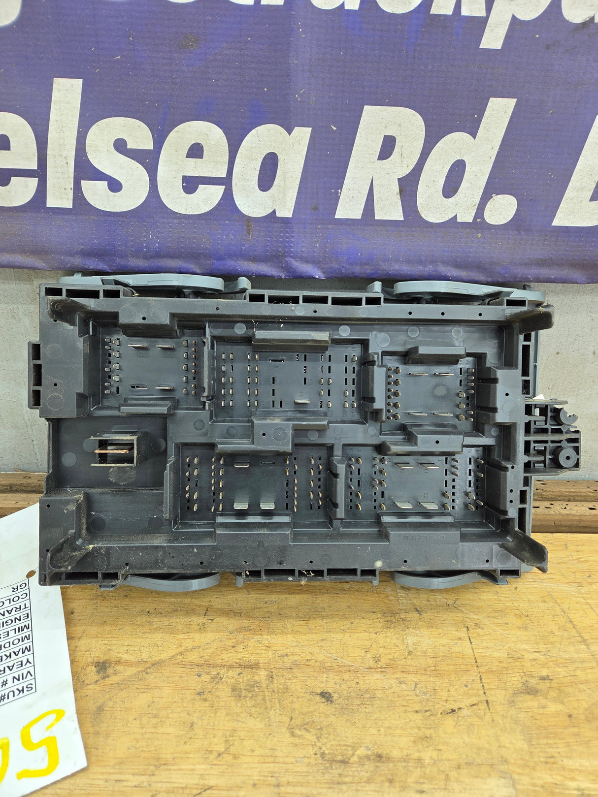 2010-2013 Chevrolet Silverado / GMC Sierra 1500 2500 3500 Engine Bay Fuse Box