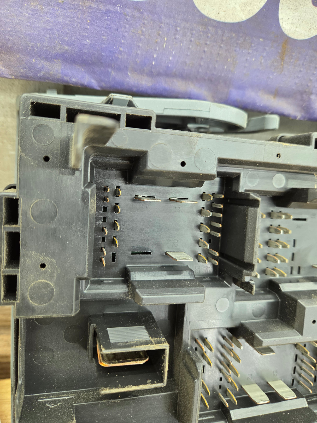 2010-2013 Chevrolet Silverado / GMC Sierra 1500 2500 3500 Engine Bay Fuse Box