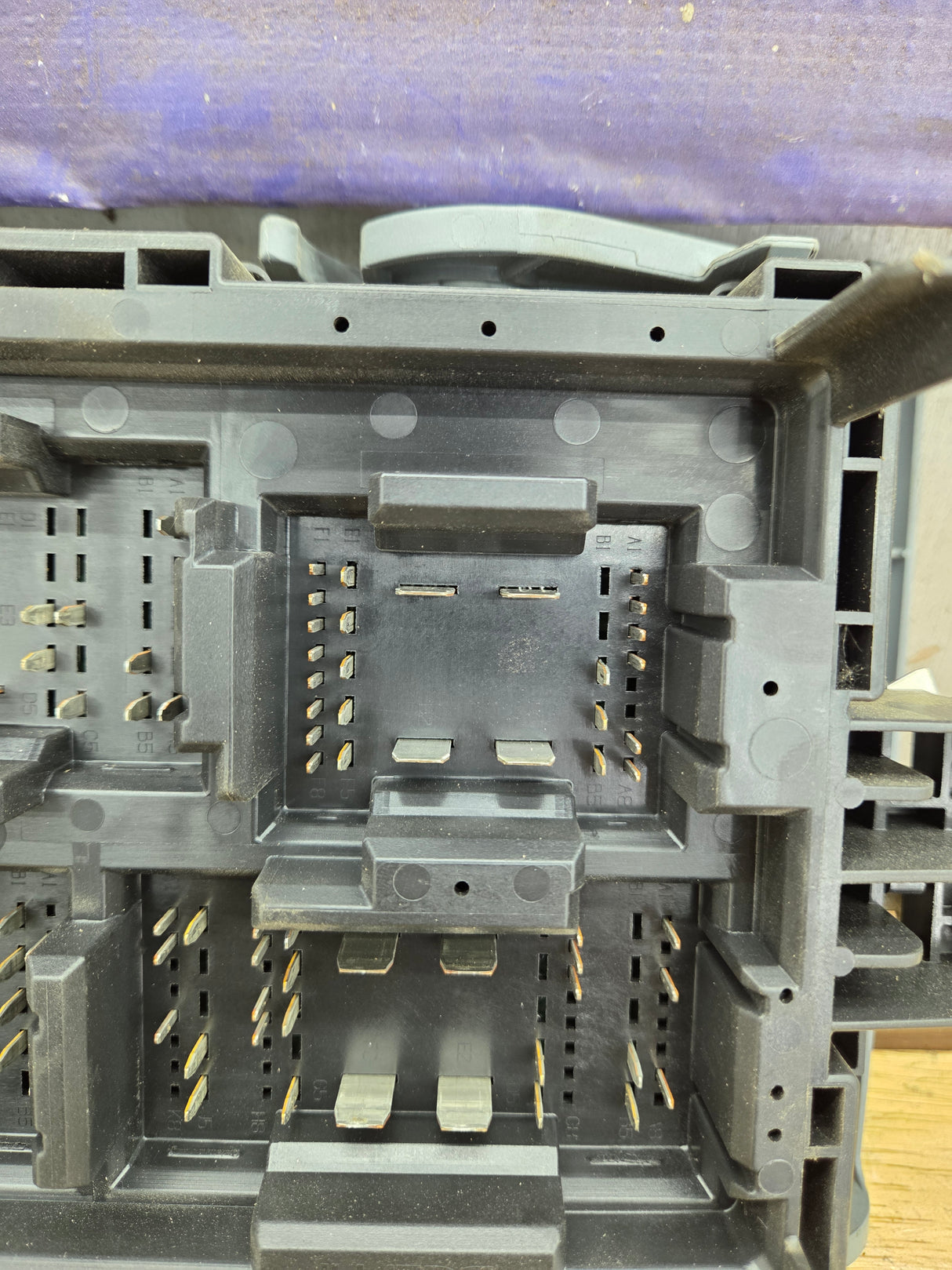 2010-2013 Chevrolet Silverado / GMC Sierra 1500 2500 3500 Engine Bay Fuse Box