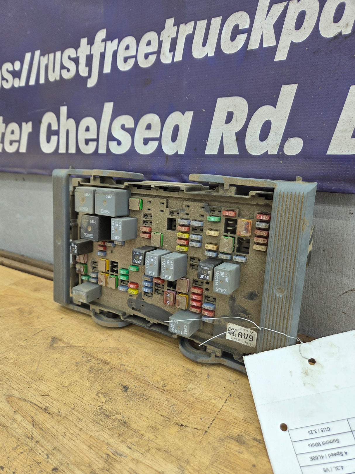 2010-2013 Chevrolet Silverado / GMC Sierra 1500 2500 3500 Engine Bay Fuse Box