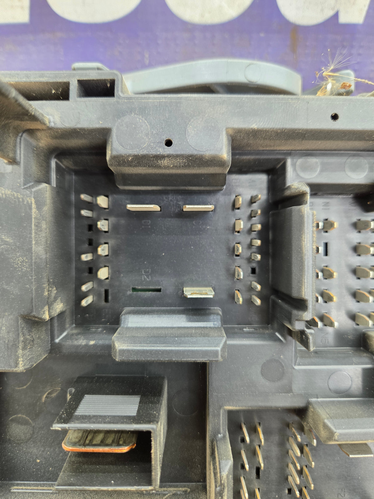 2010-2013 Chevrolet Silverado / GMC Sierra 1500 2500 3500 Engine Bay Fuse Box