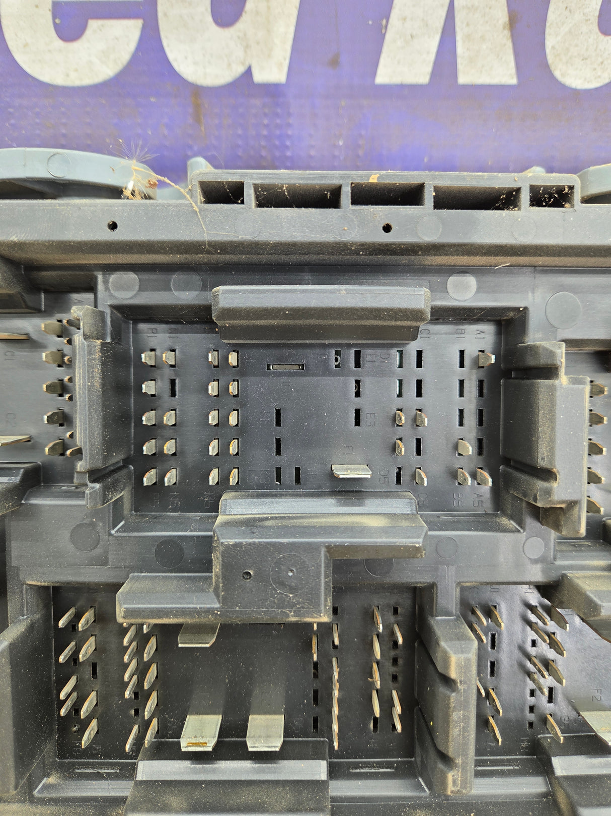 2010-2013 Chevrolet Silverado / GMC Sierra 1500 2500 3500 Engine Bay Fuse Box