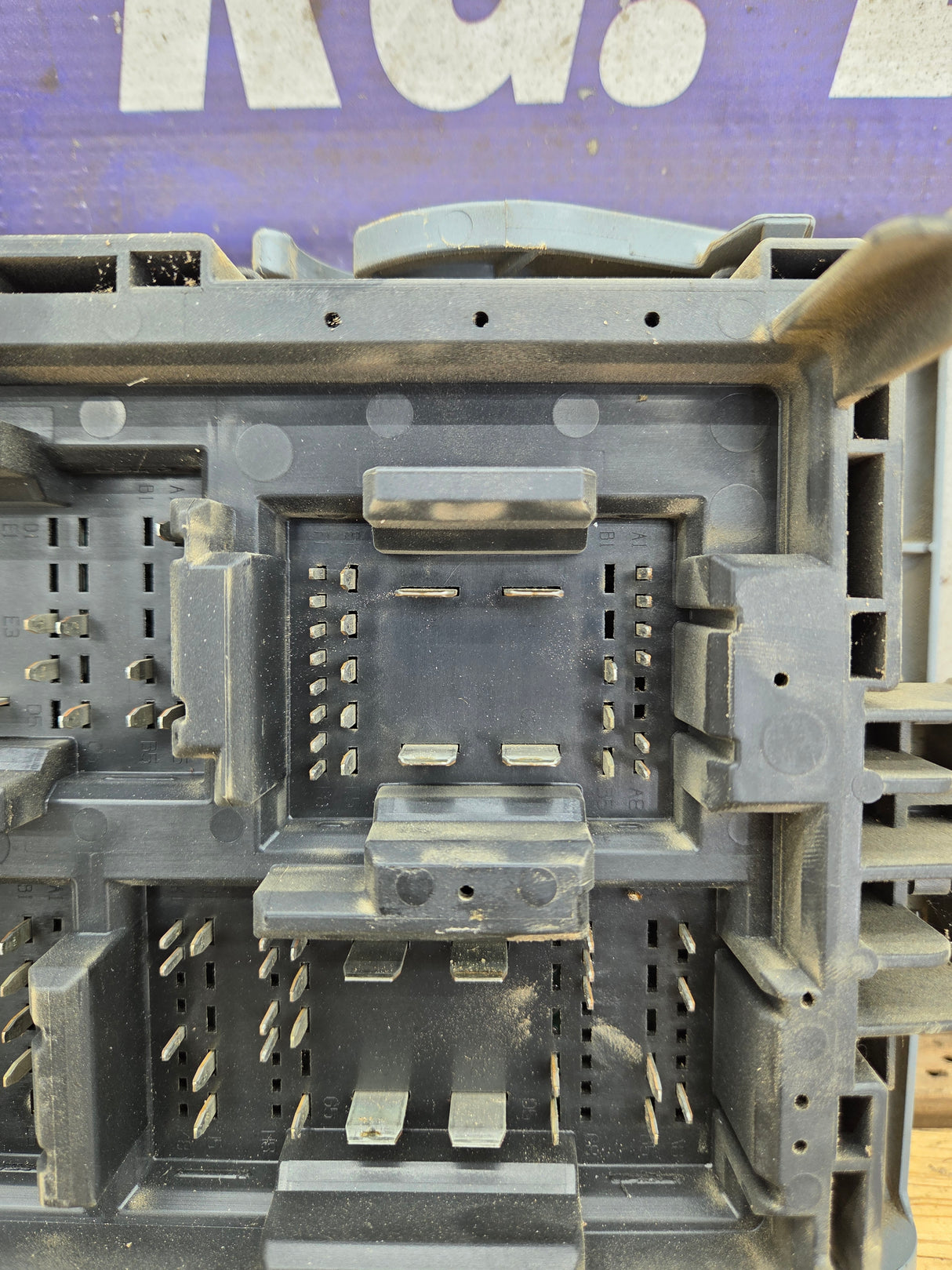 2010-2013 Chevrolet Silverado / GMC Sierra 1500 2500 3500 Engine Bay Fuse Box